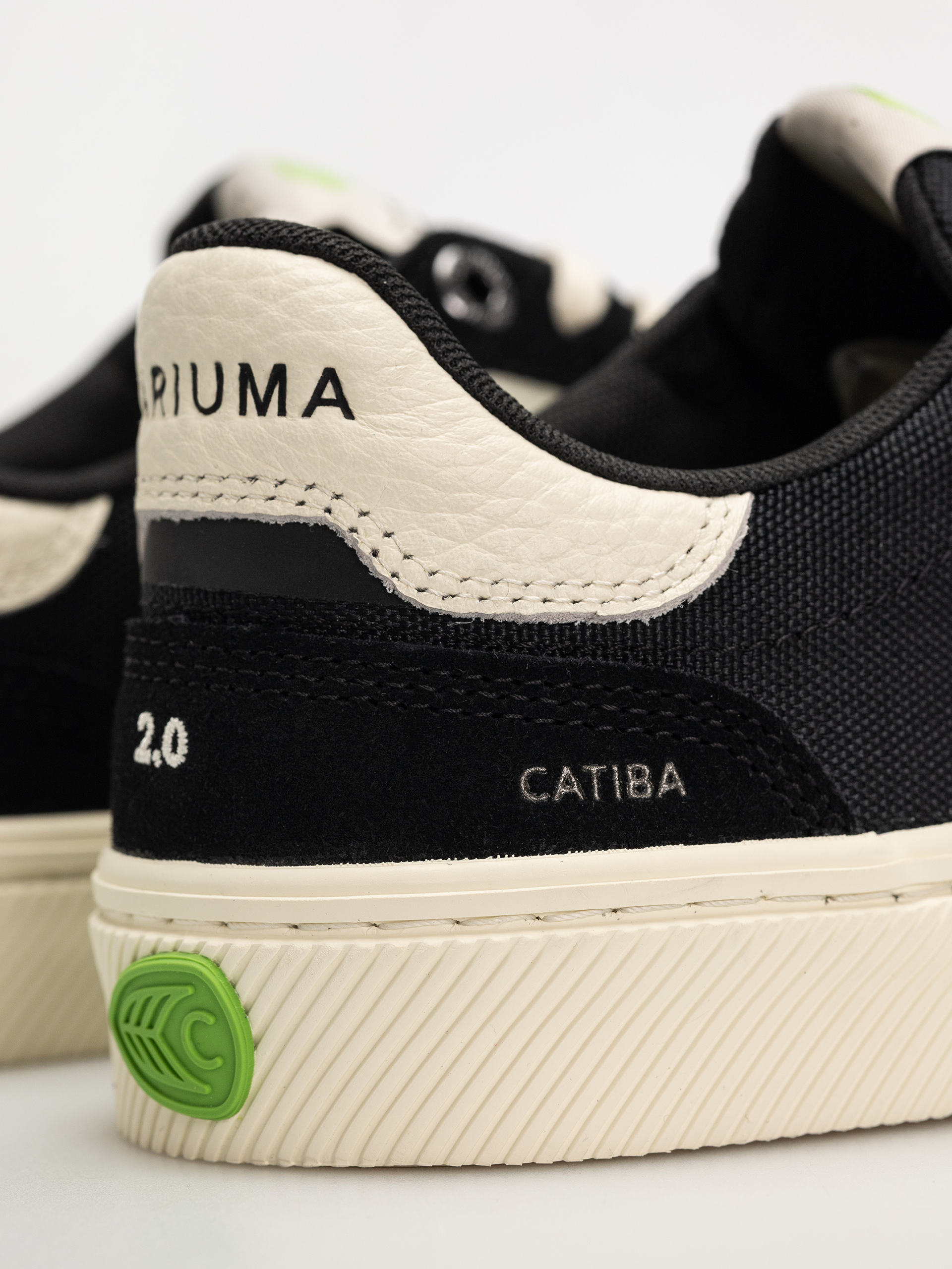 Cariuma Catiba Pro 2.0 Cipők (black suede and cordura ivory logo)