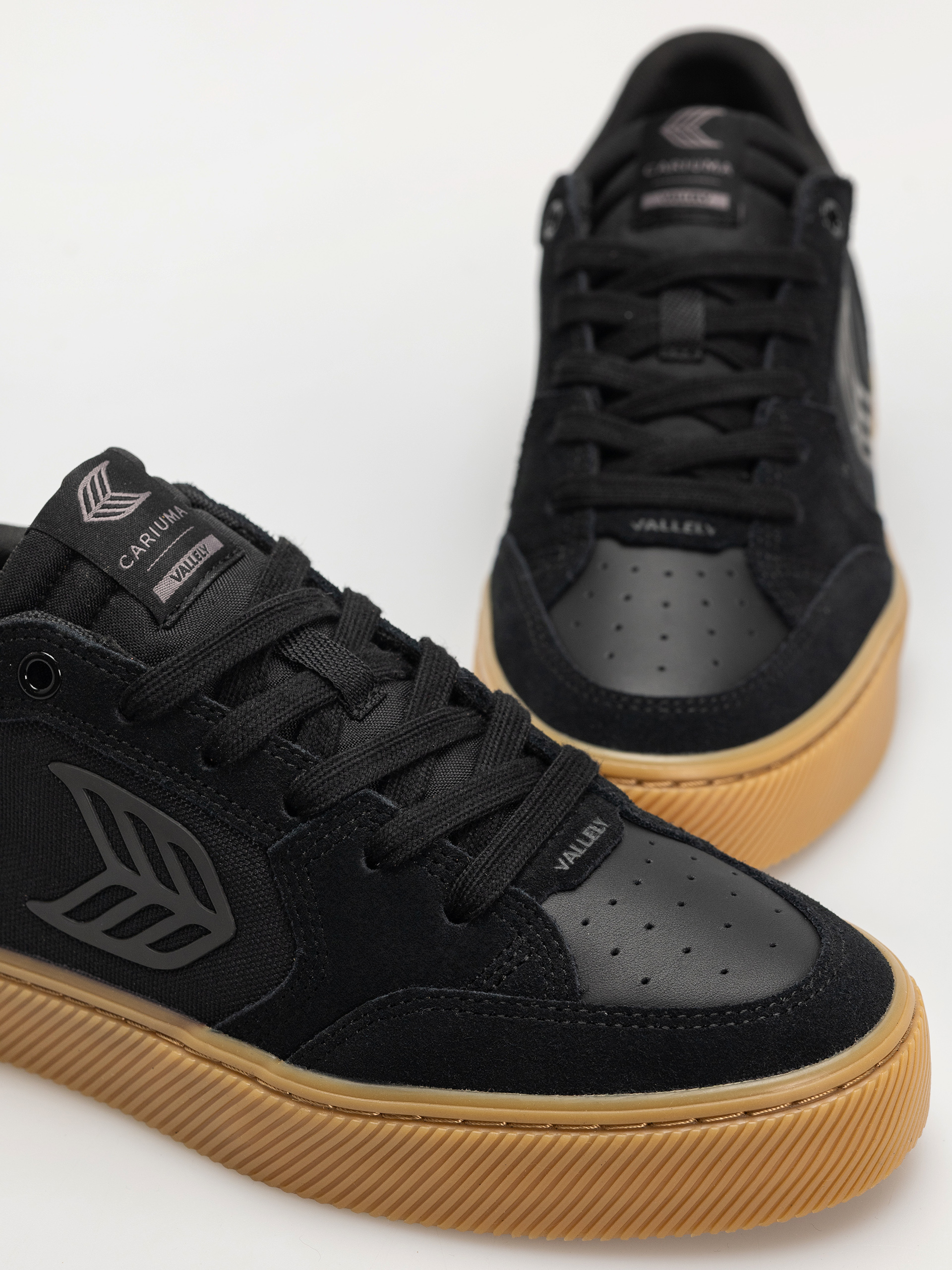 Cariuma Vallely Pro Cipők (gum black suede and cordura ash grey logo)