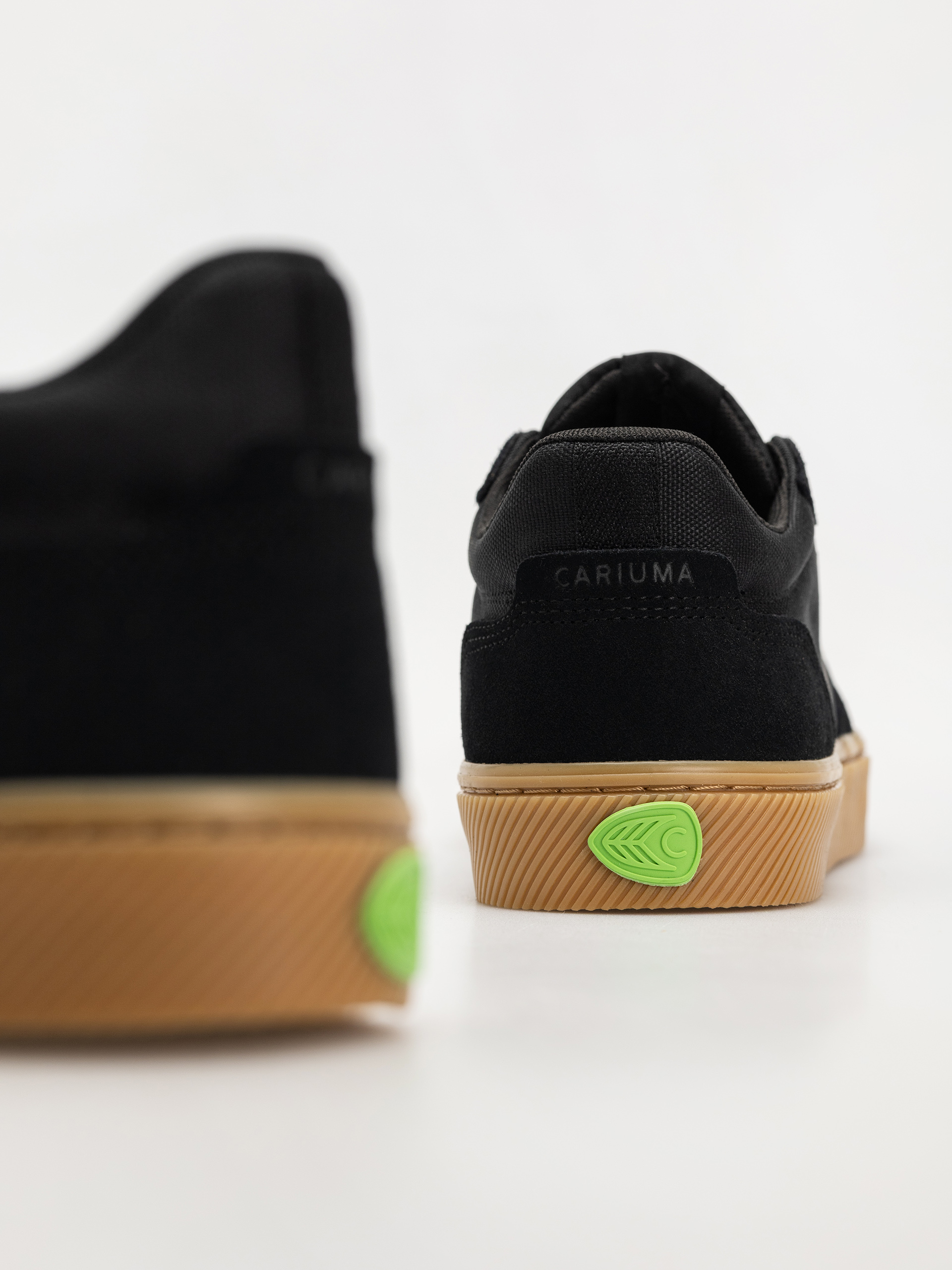 Cariuma Vallely Pro Cipők (gum black suede and cordura ash grey logo)