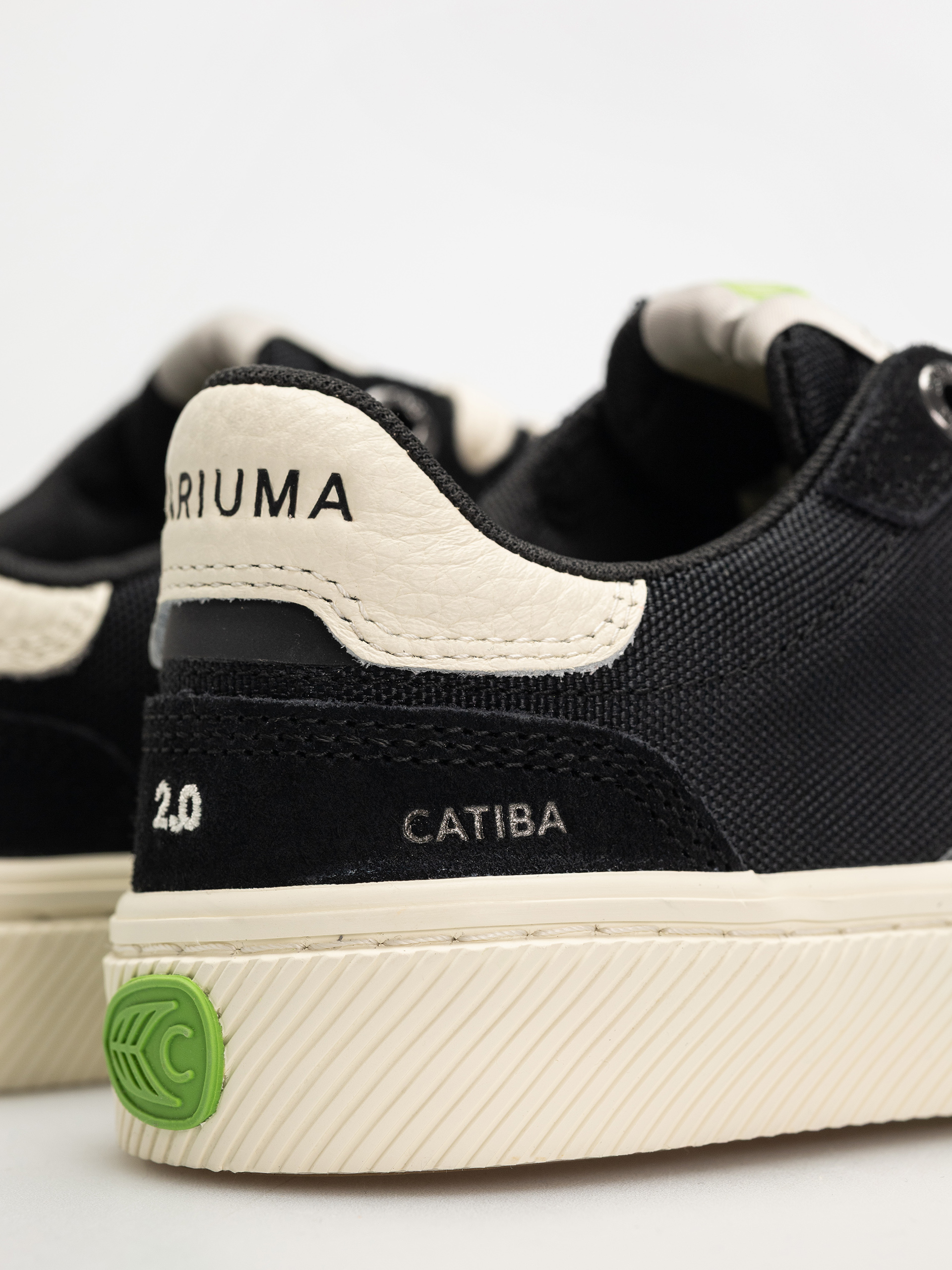 Cariuma Catiba Pro 2.0 Cipők Wmn (black suede and cordura ivory logo)