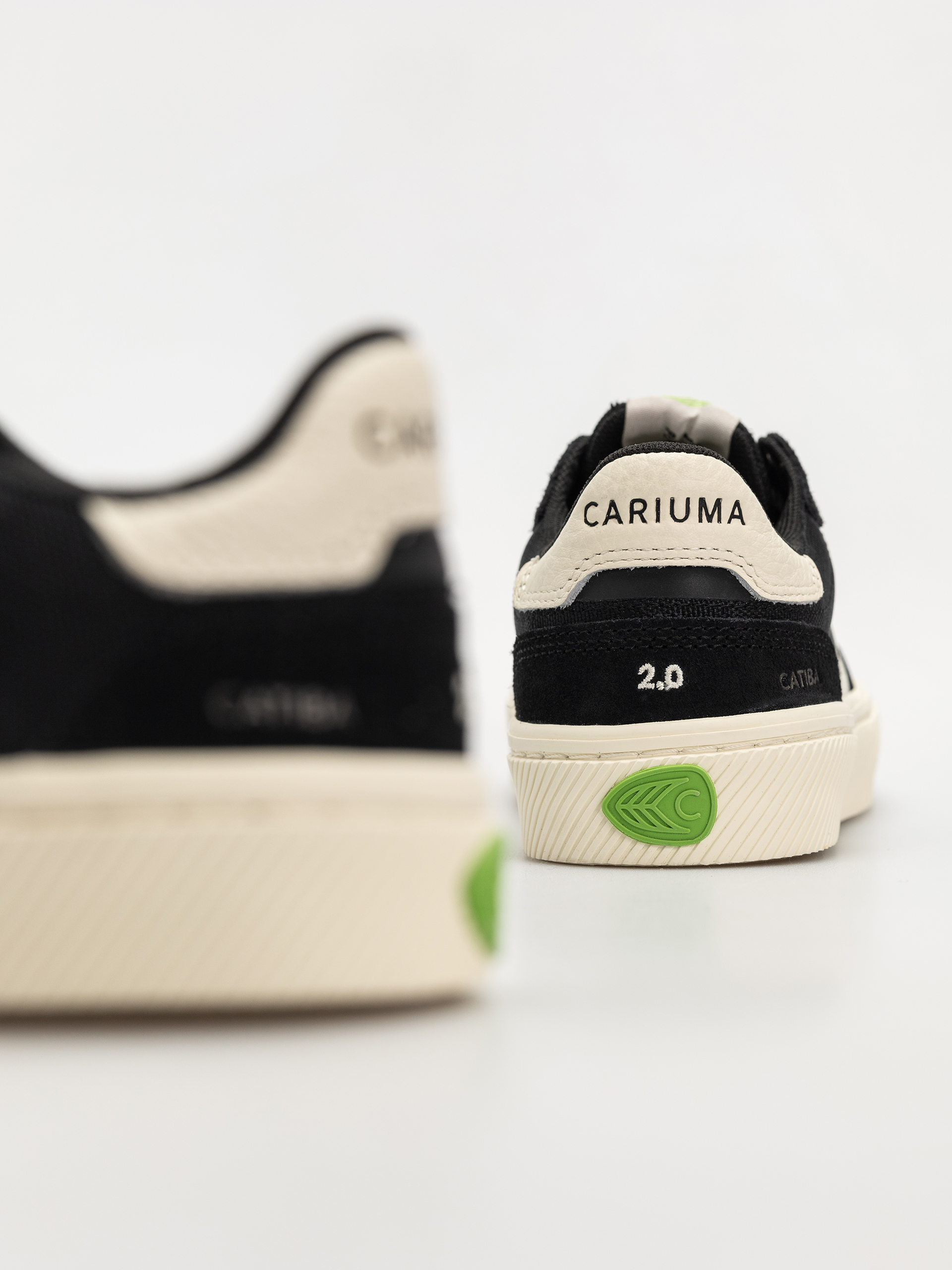 Cariuma Catiba Pro 2.0 Cipők Wmn (black suede and cordura ivory logo)