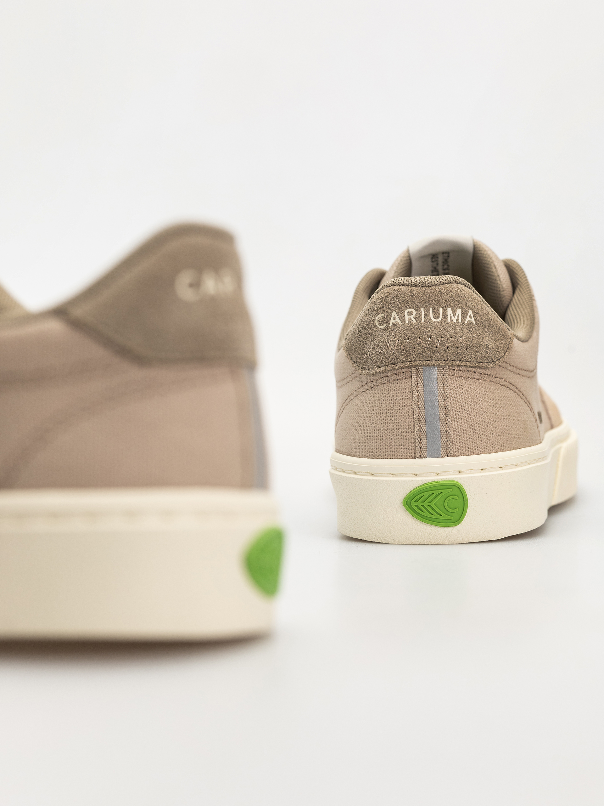 Cariuma Naioca Pro Cipők (plaza taupe suede and canvas ivory logo laurel oak)