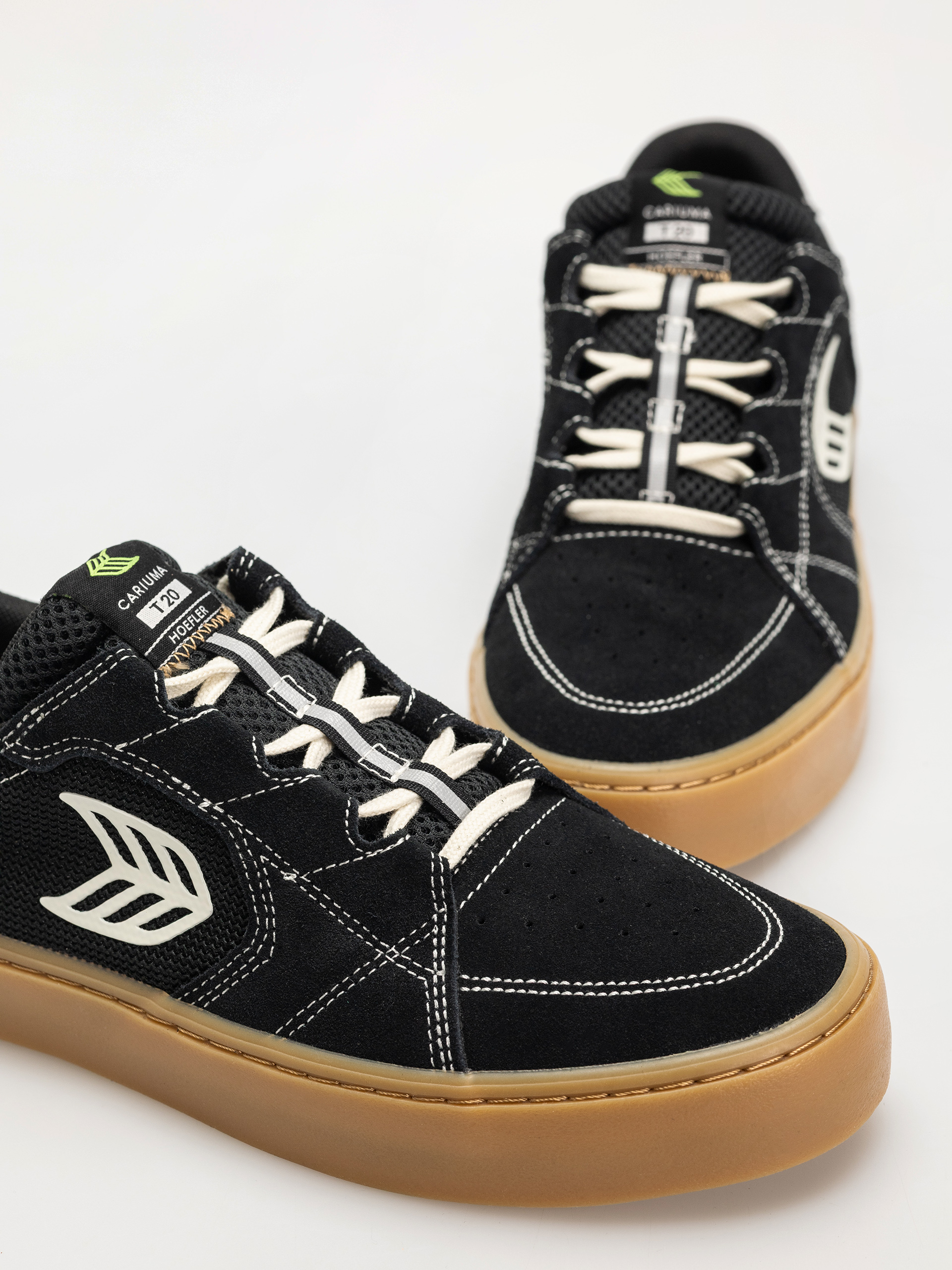 Cariuma T20 Pro Cipők (gum black suede and mesh ivory logo contrast thread)