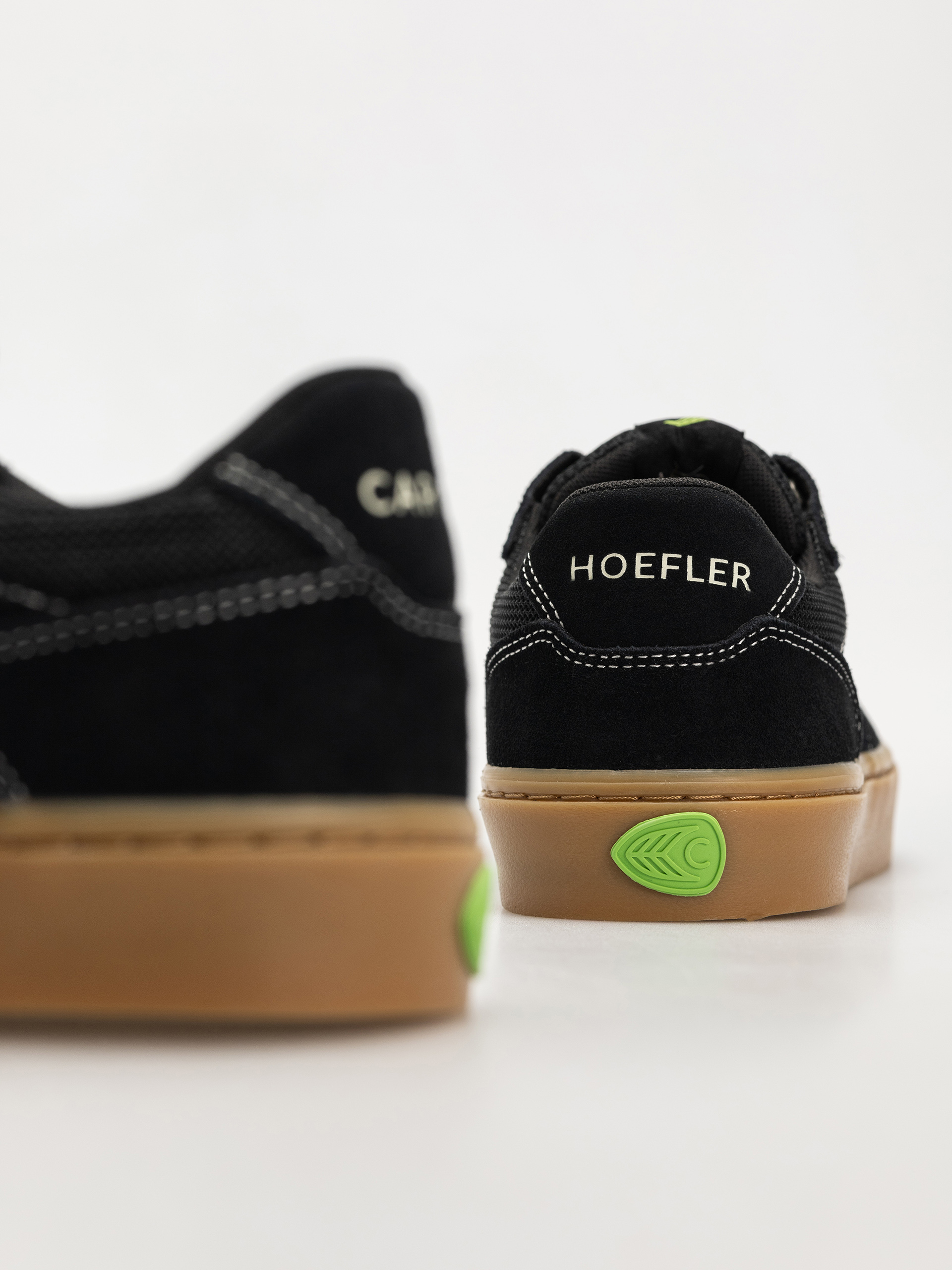 Cariuma T20 Pro Cipők (gum black suede and mesh ivory logo contrast thread)