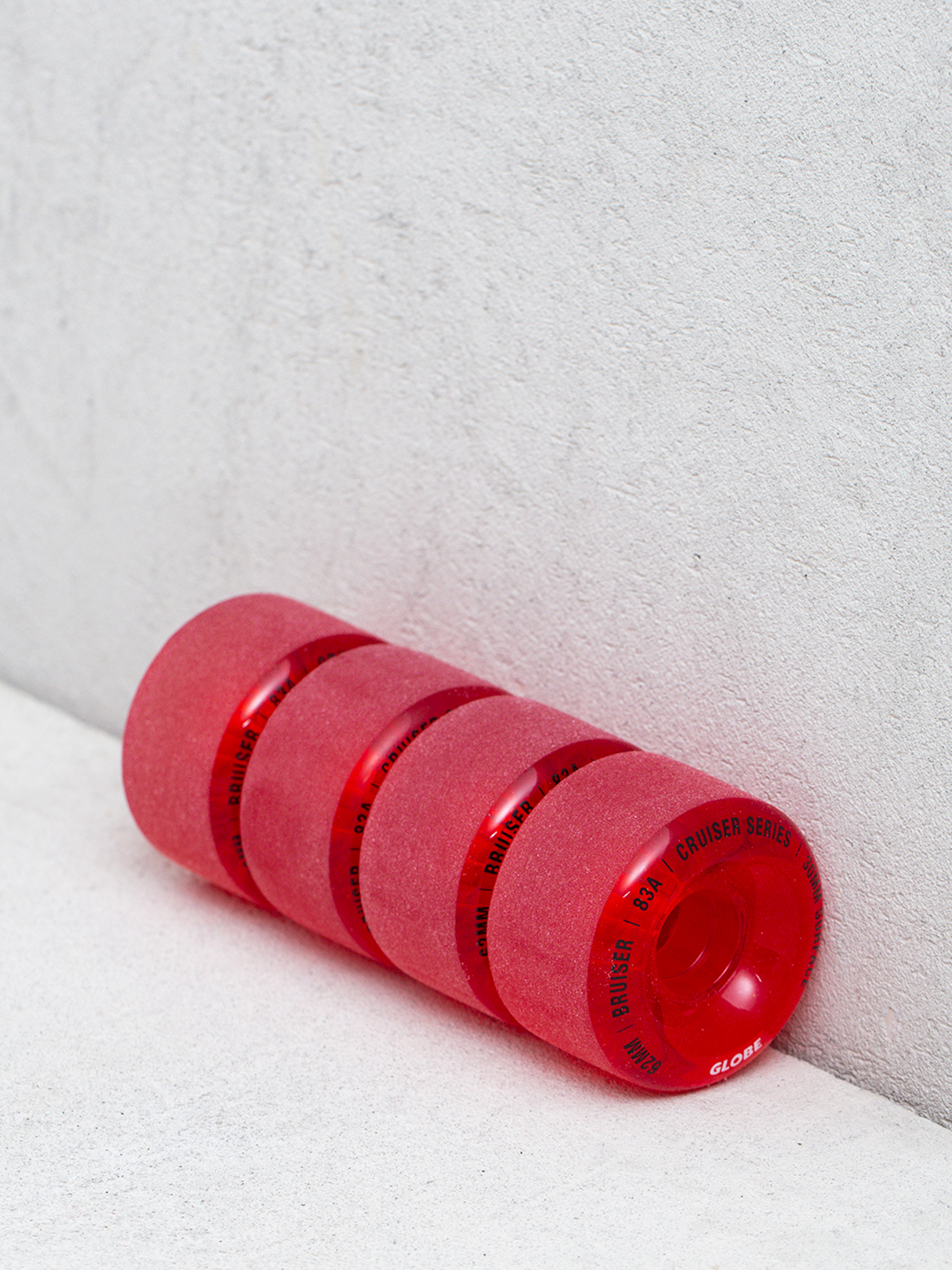 Globe Bruiser Gördeszka kerék (clear red)