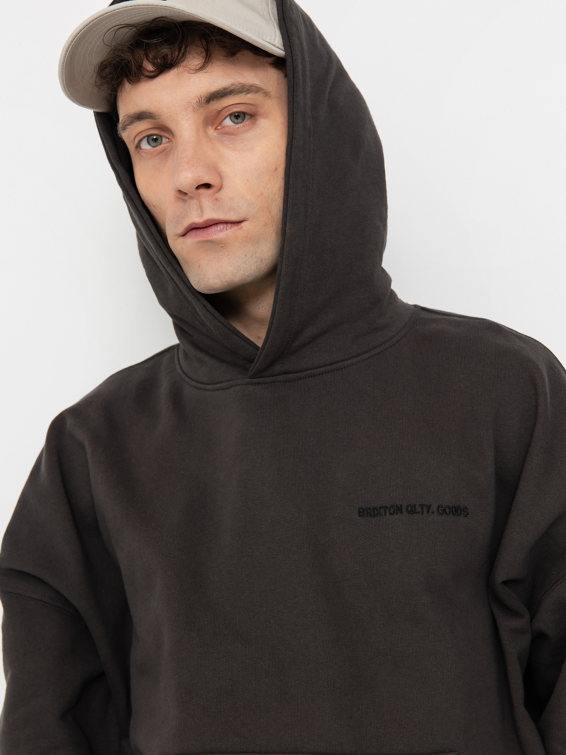 Brixton Embroidered Heavy Weight HD Kapucnis pulóver (washed black)