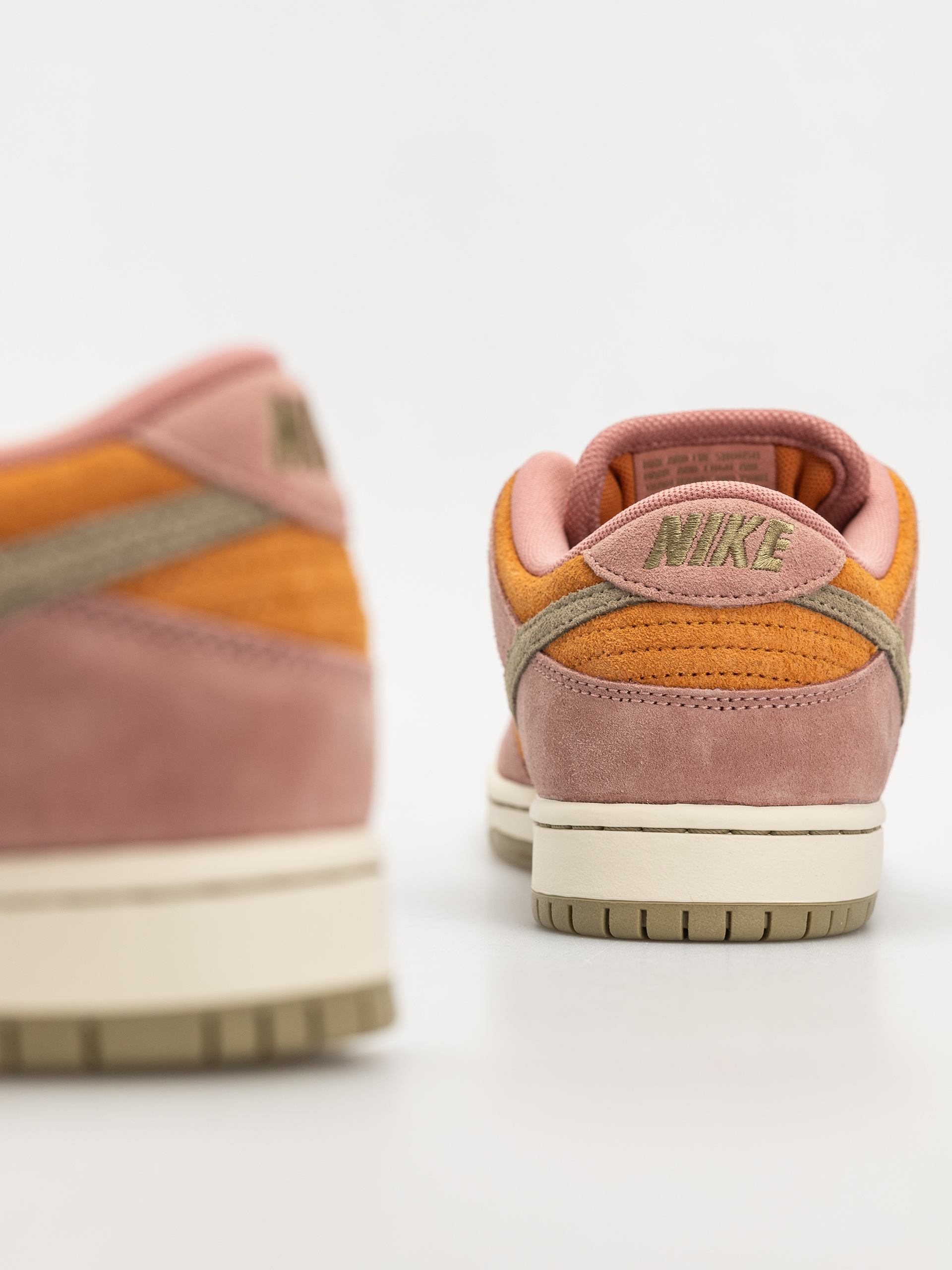 Nike SB Dunk Low Pro Cipők (red stardust/neutral olive monarch)