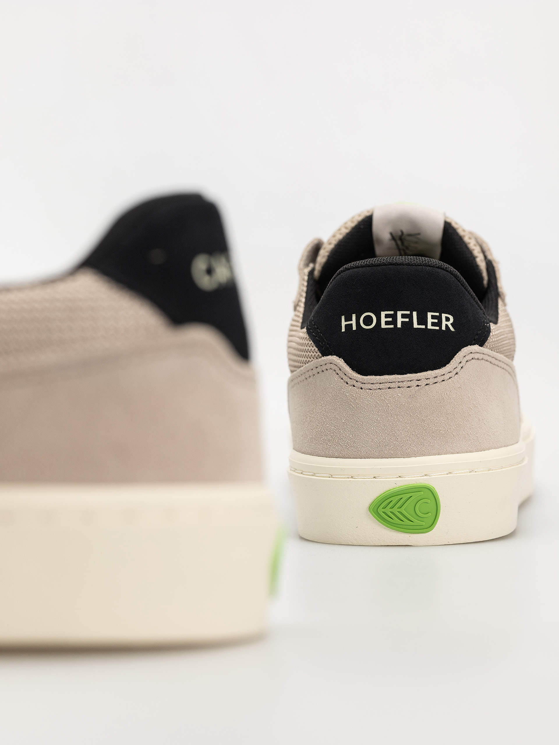 Cariuma T20 Pro Cipők (plaza taupe suede and mesh black logo)