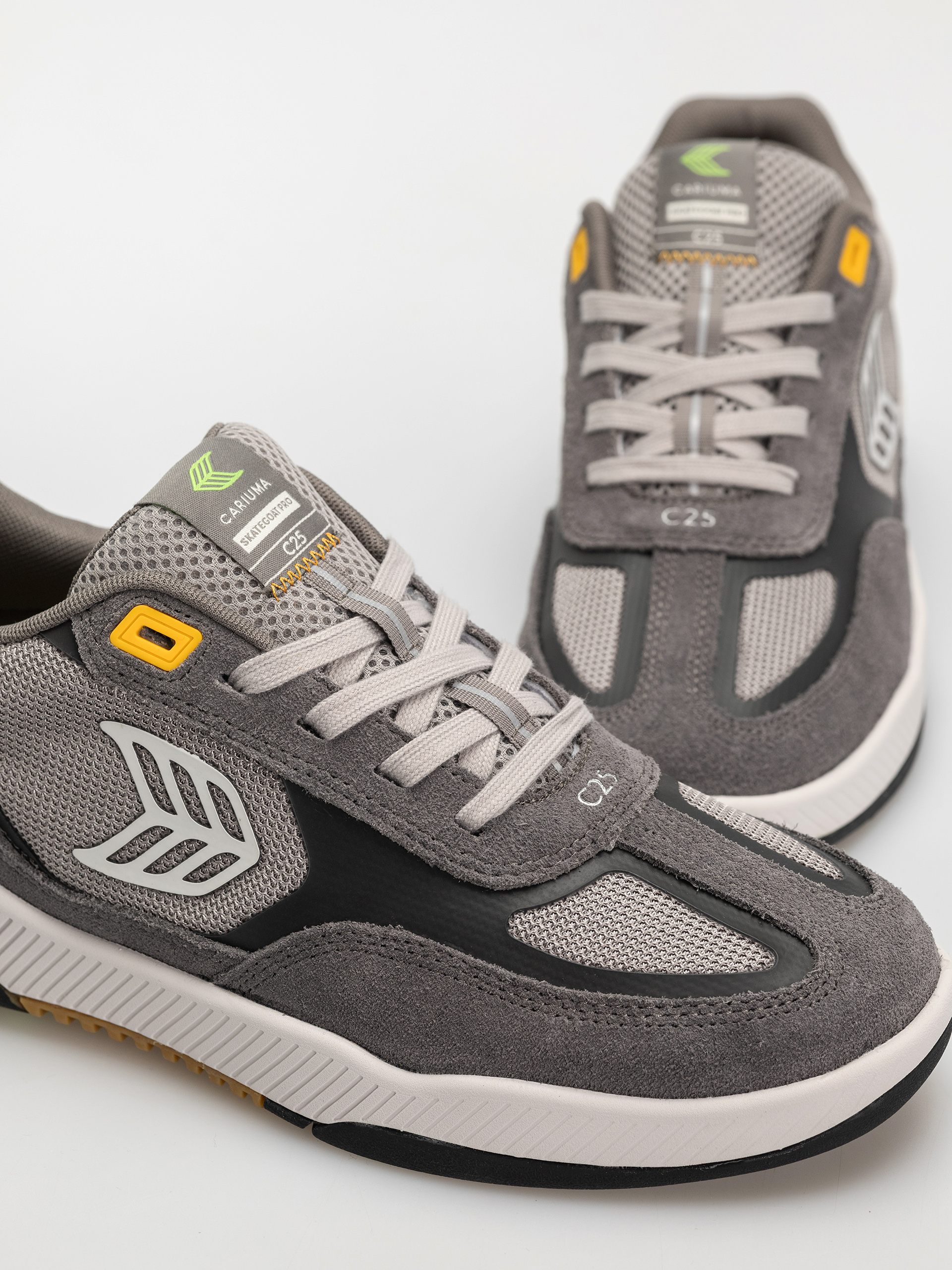 Cariuma Skategoat C25 Pro Cipők (charcoal grey suede light grey mesh ice logo yellow)