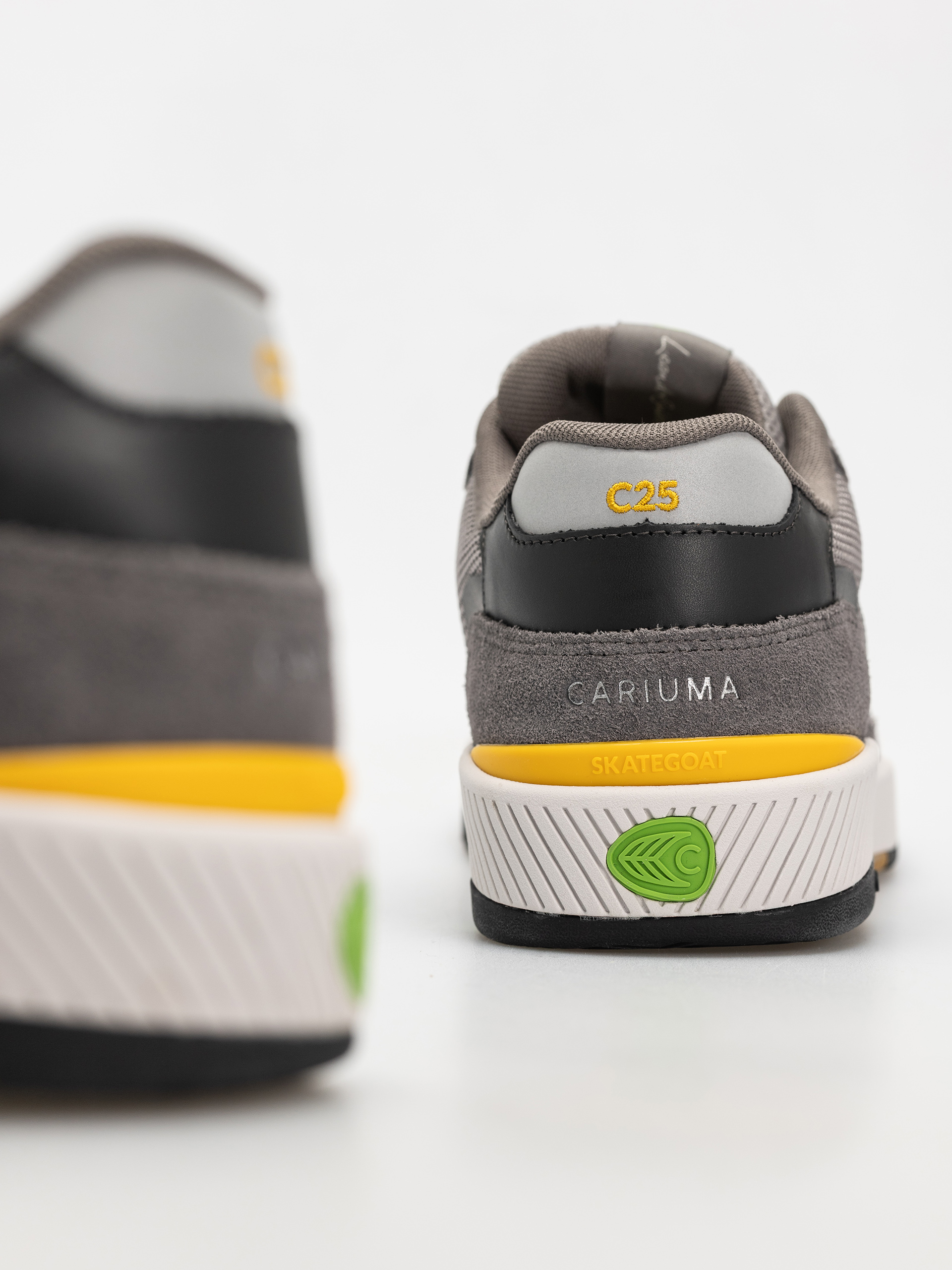 Cariuma Skategoat C25 Pro Cipők (charcoal grey suede light grey mesh ice logo yellow)