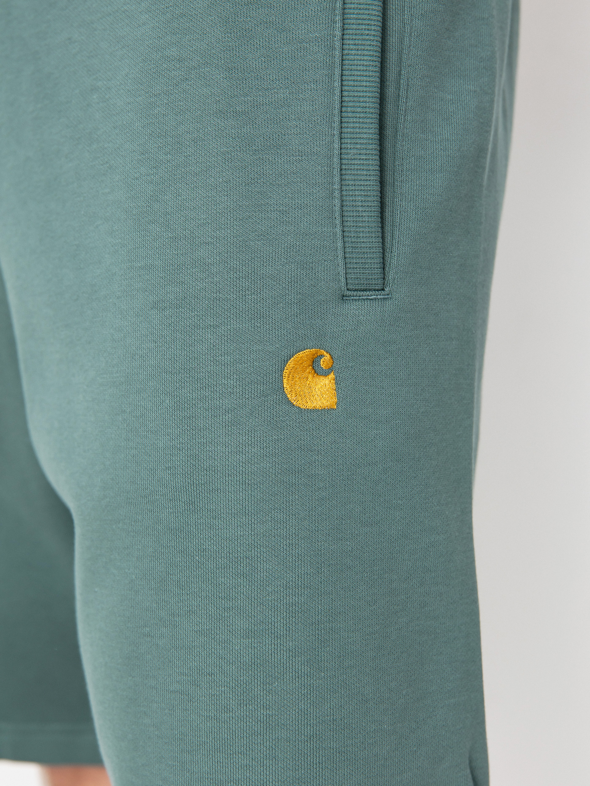 Rövidnadrág Carhartt WIP Chase (silver pine/gold)