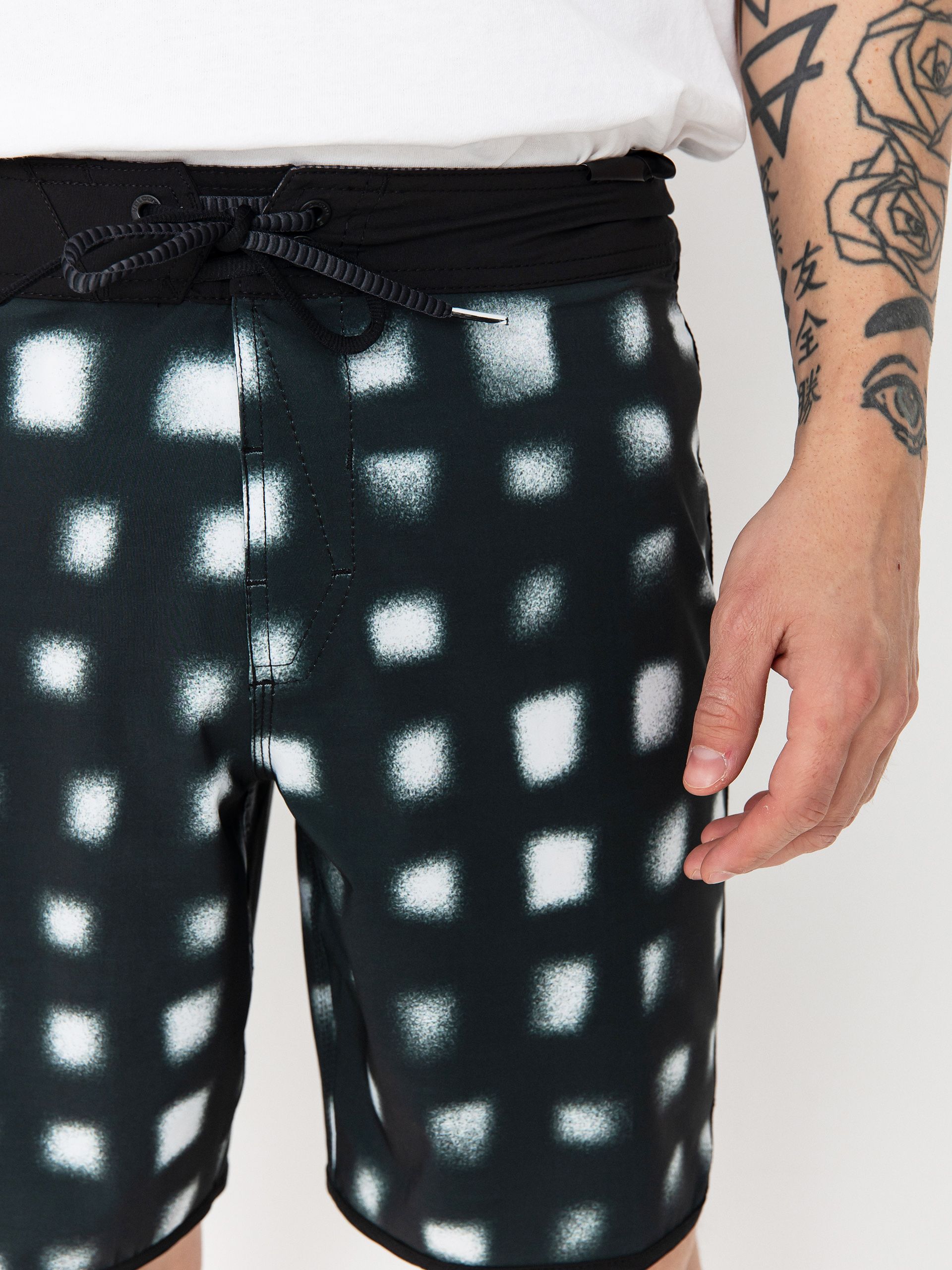 Volcom Infuse Scallop Mod 19 Boardshort (black)