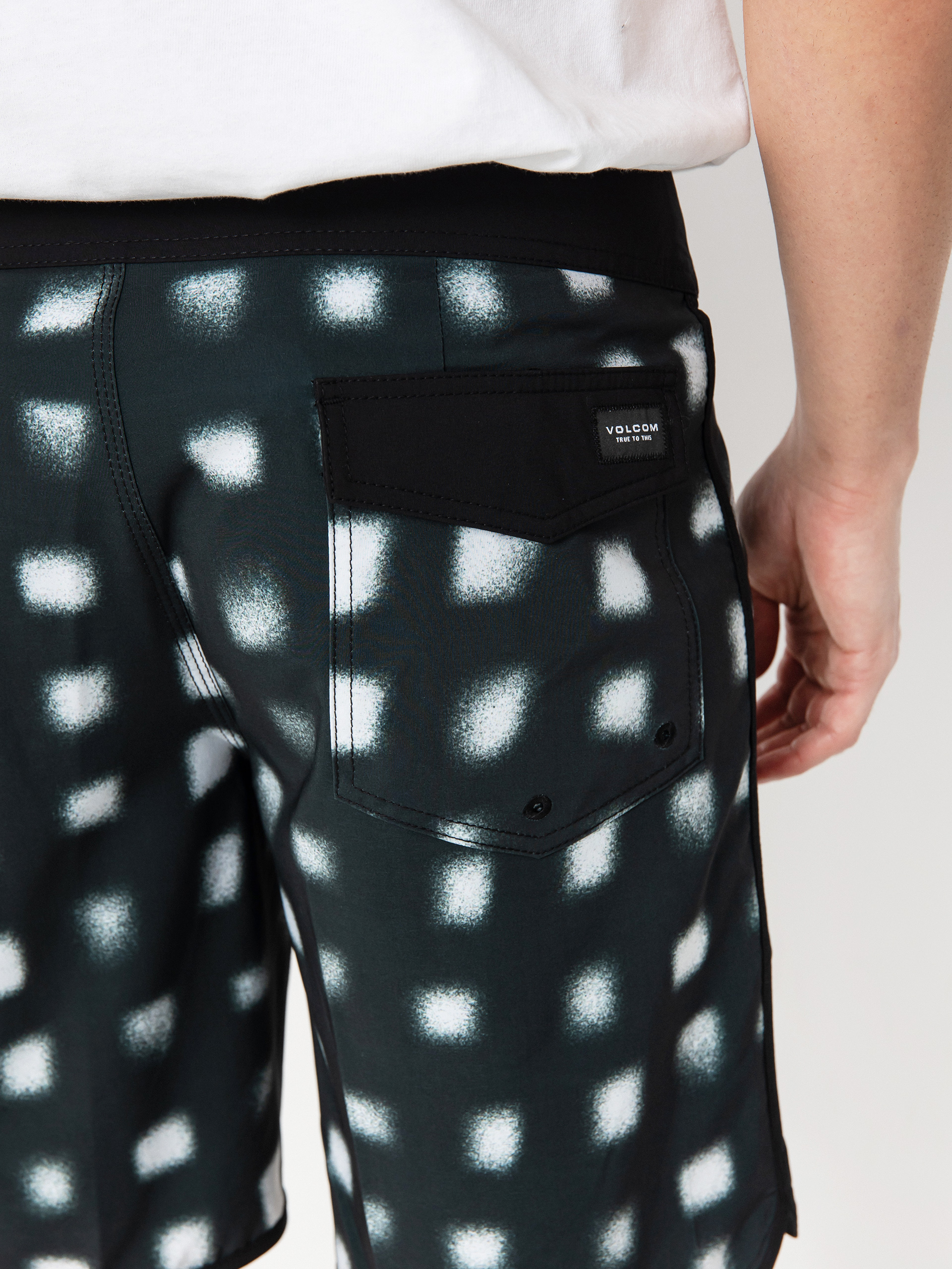 Volcom Infuse Scallop Mod 19 Boardshort (black)