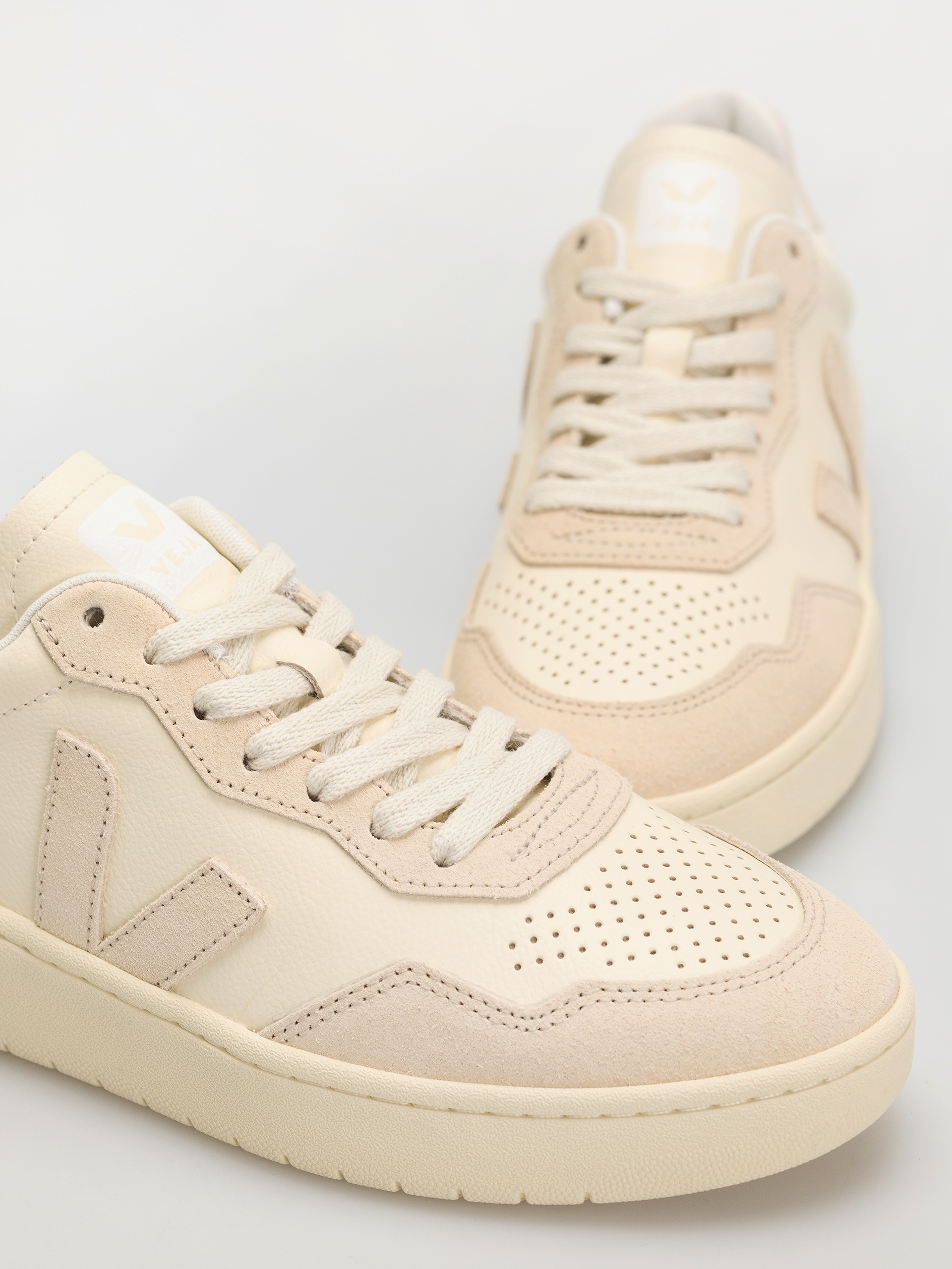 Veja V-90 Cipők Wmn (cashew oat)