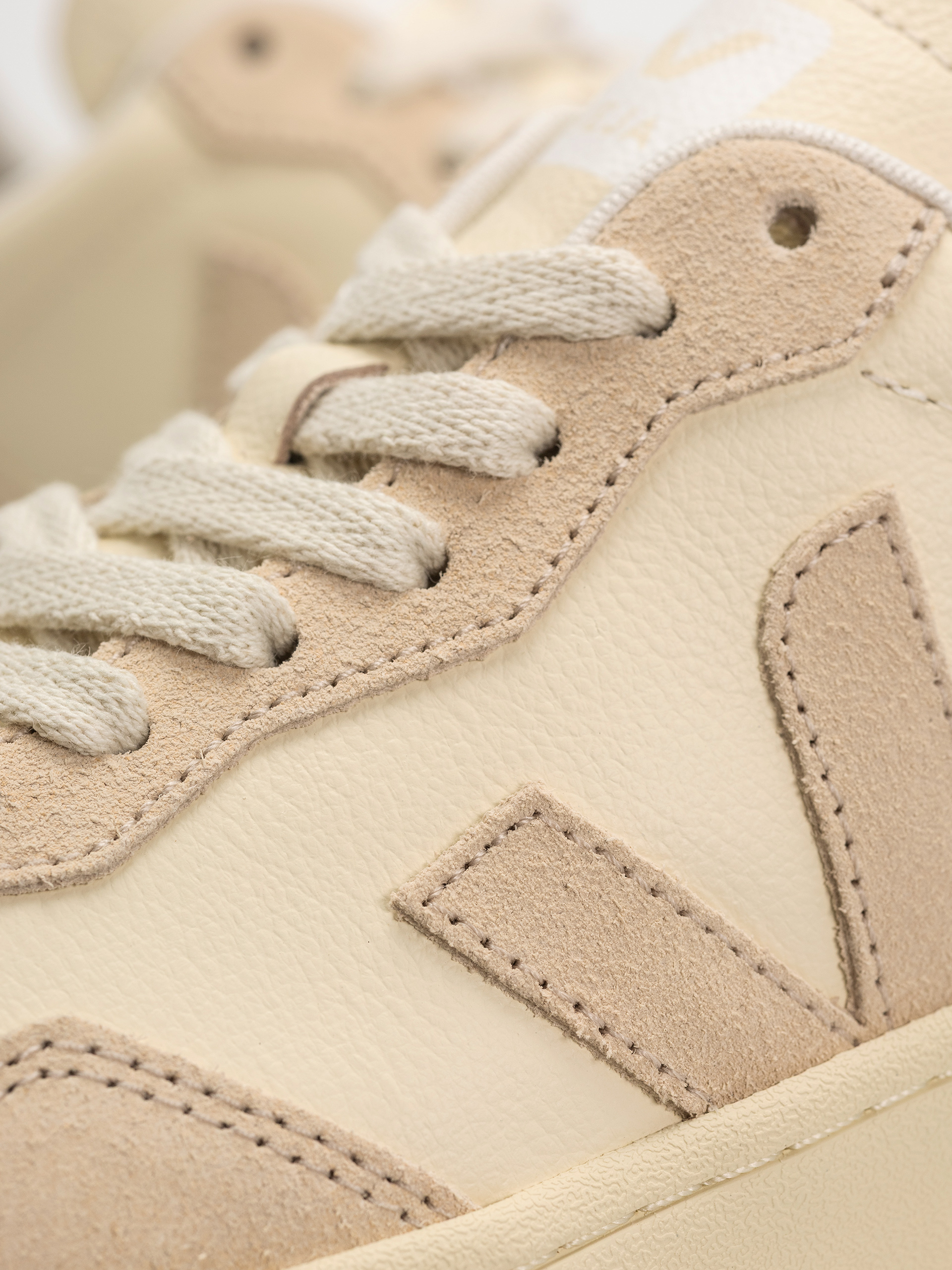 Veja V-90 Cipők Wmn (cashew oat)