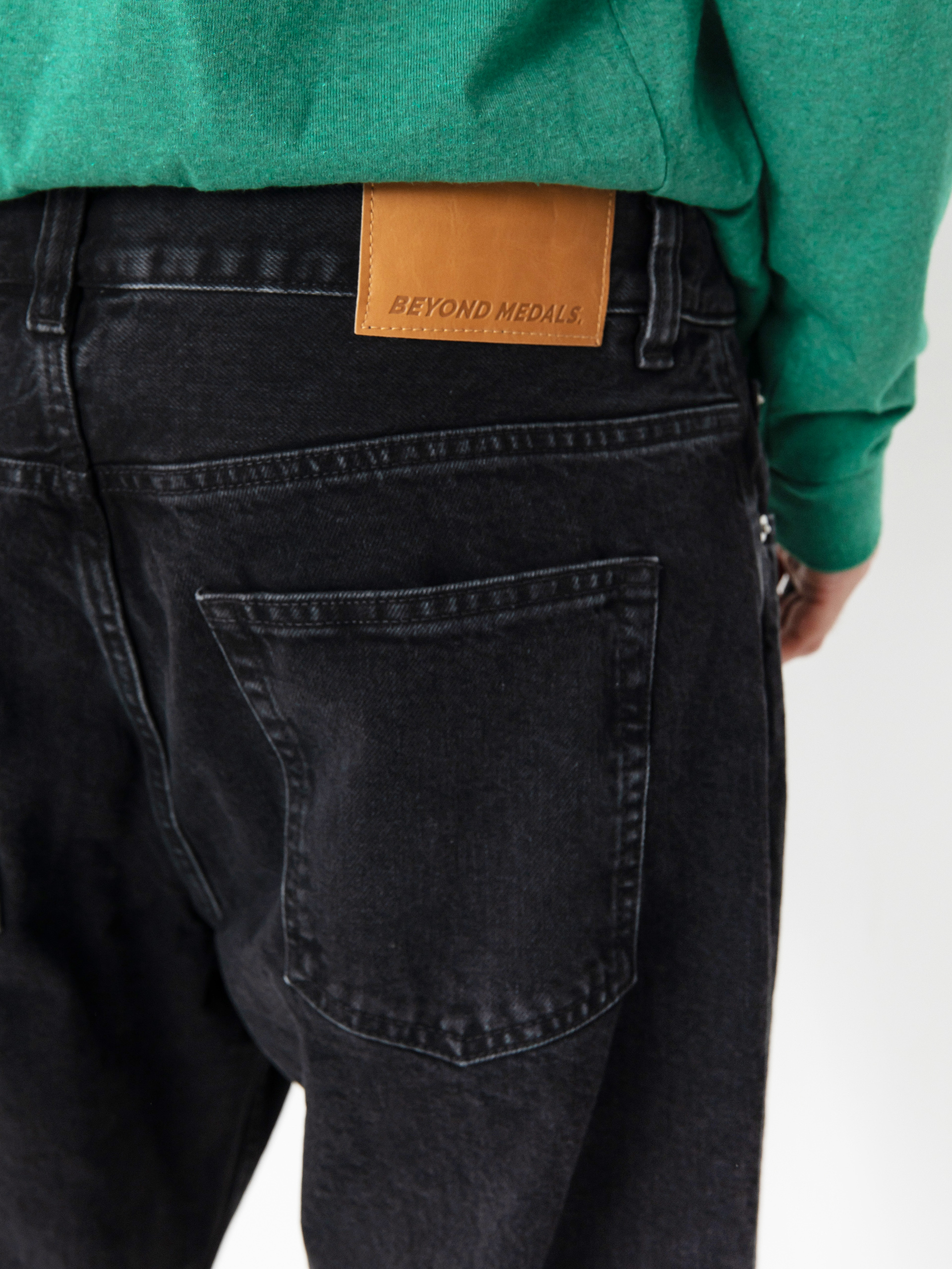 Beyond Medals Loose Jeans Kisnadrág (black)