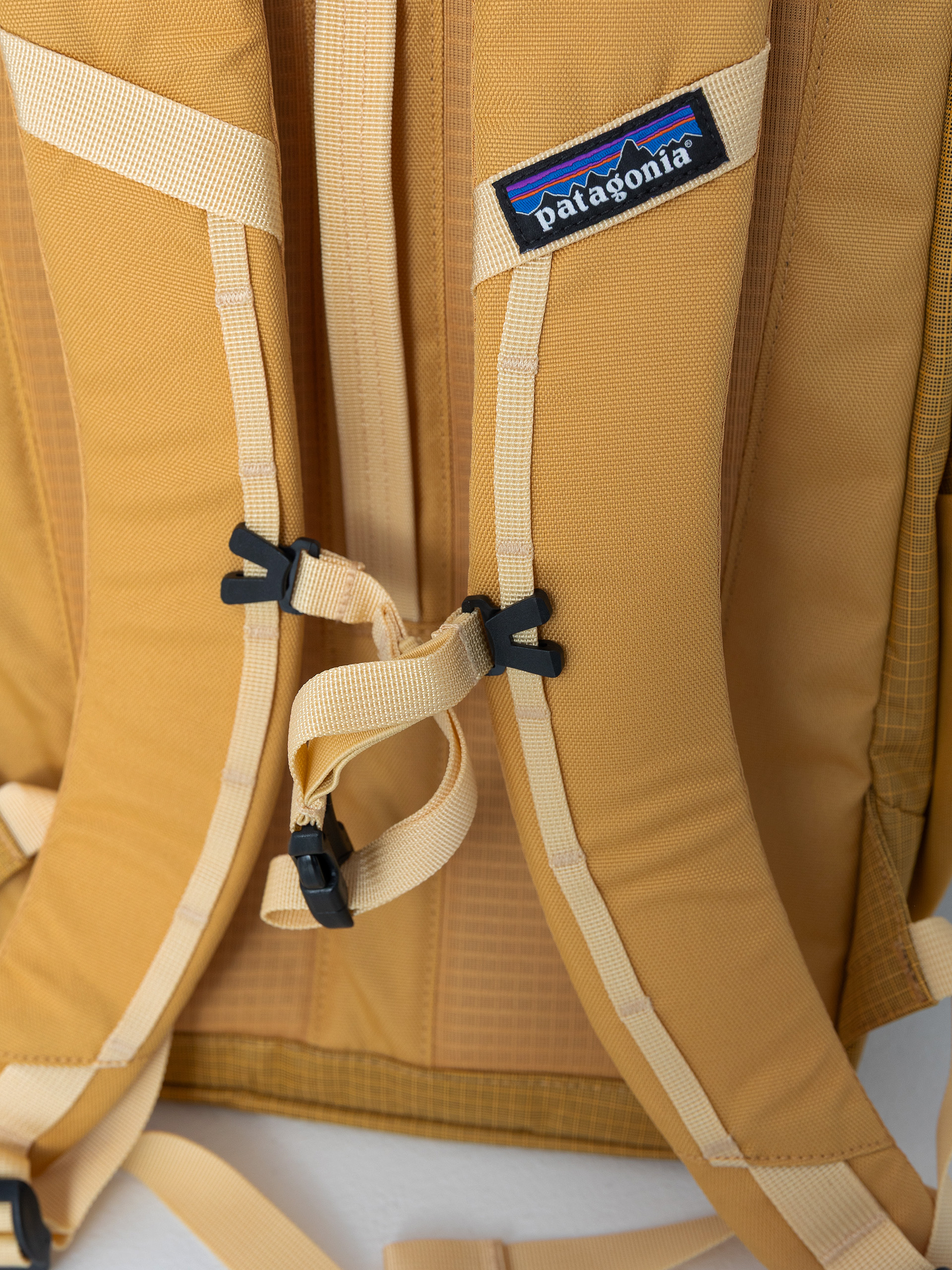 Hátizsák Patagonia Black Hole Pack 32L (pufferfish gold w/beeswax tan)