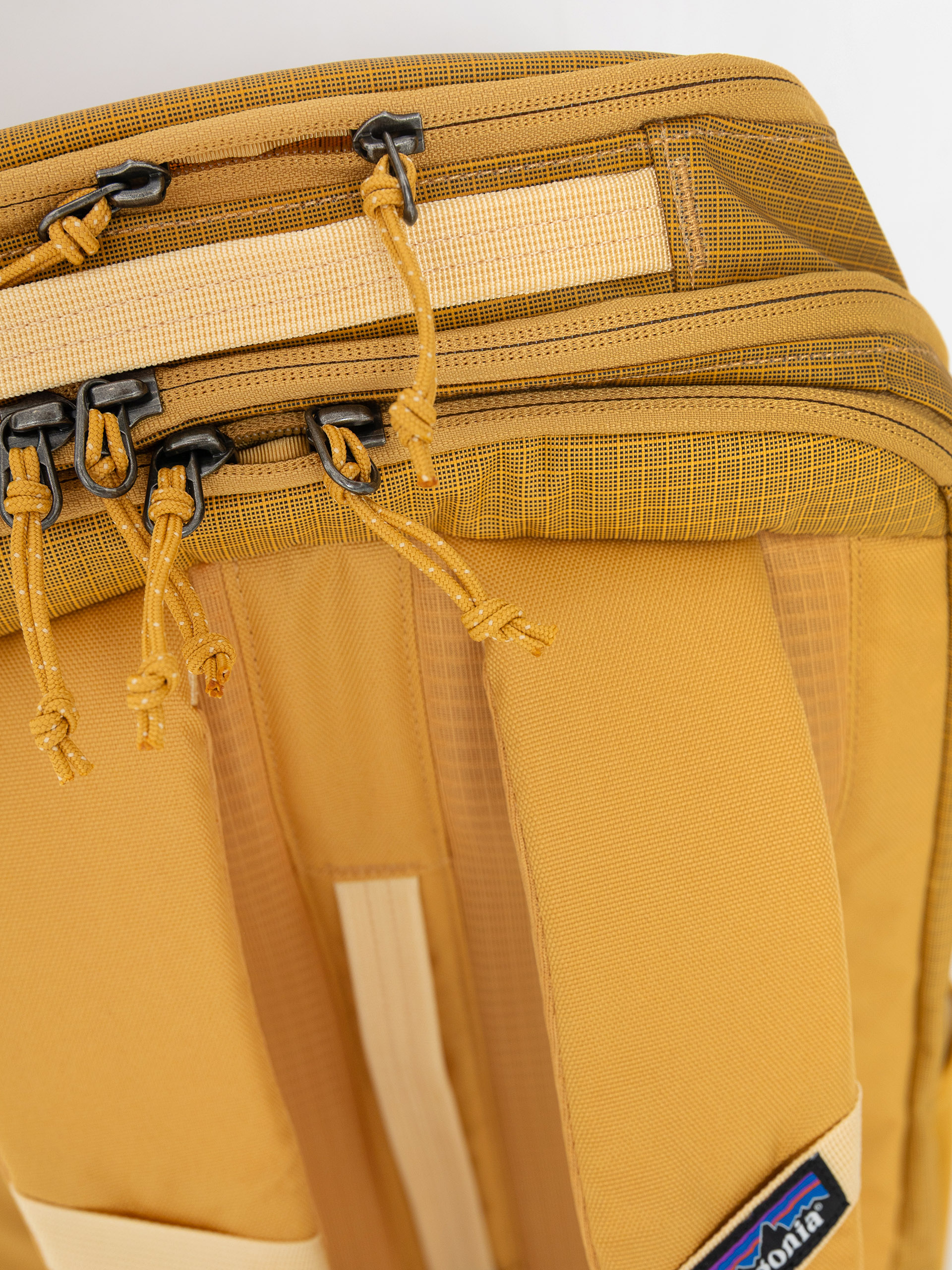 Hátizsák Patagonia Black Hole Pack 32L (pufferfish gold w/beeswax tan)