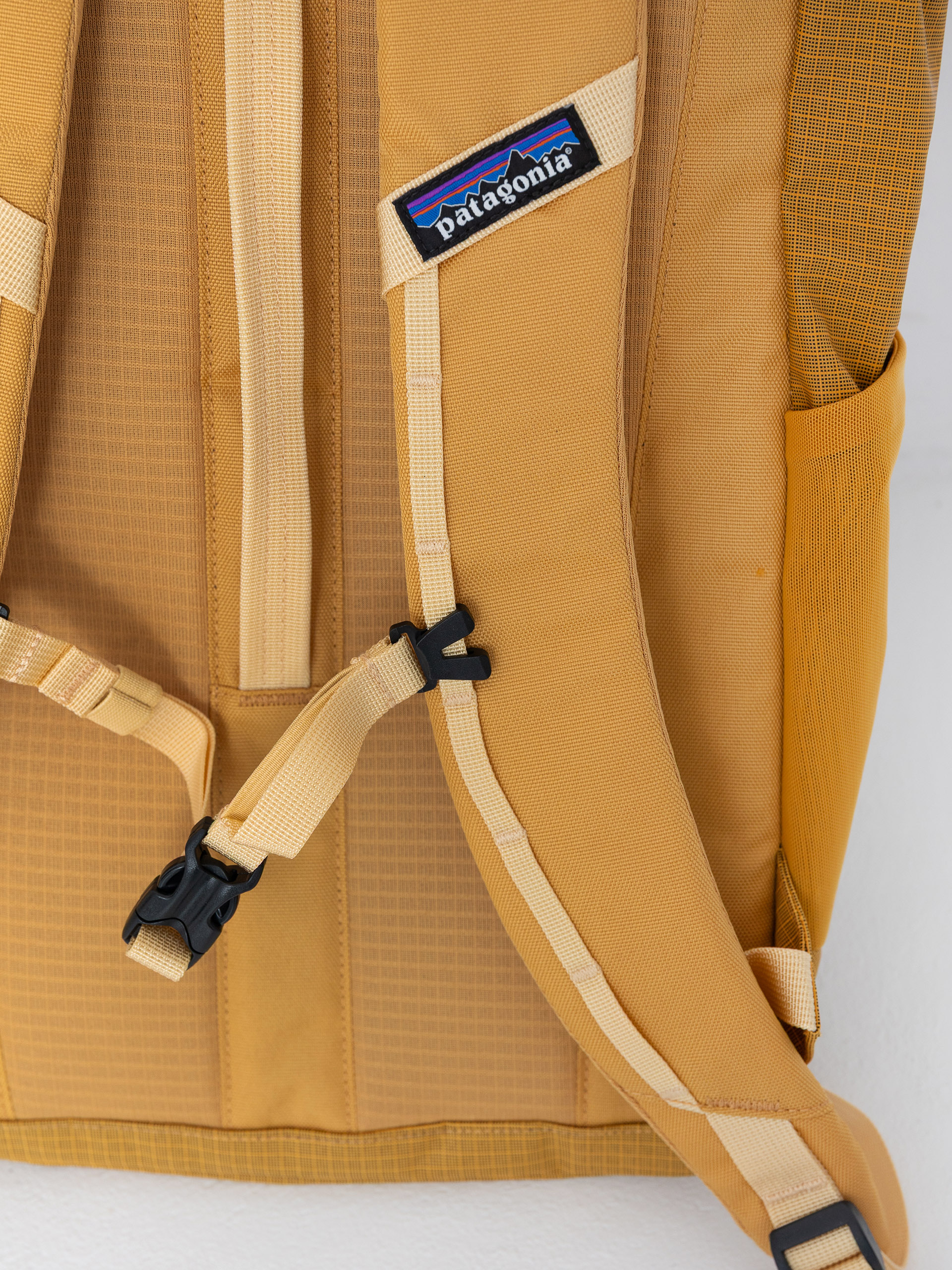 Hátizsák Patagonia Black Hole Pack 25L (pufferfish gold w/beeswax tan)