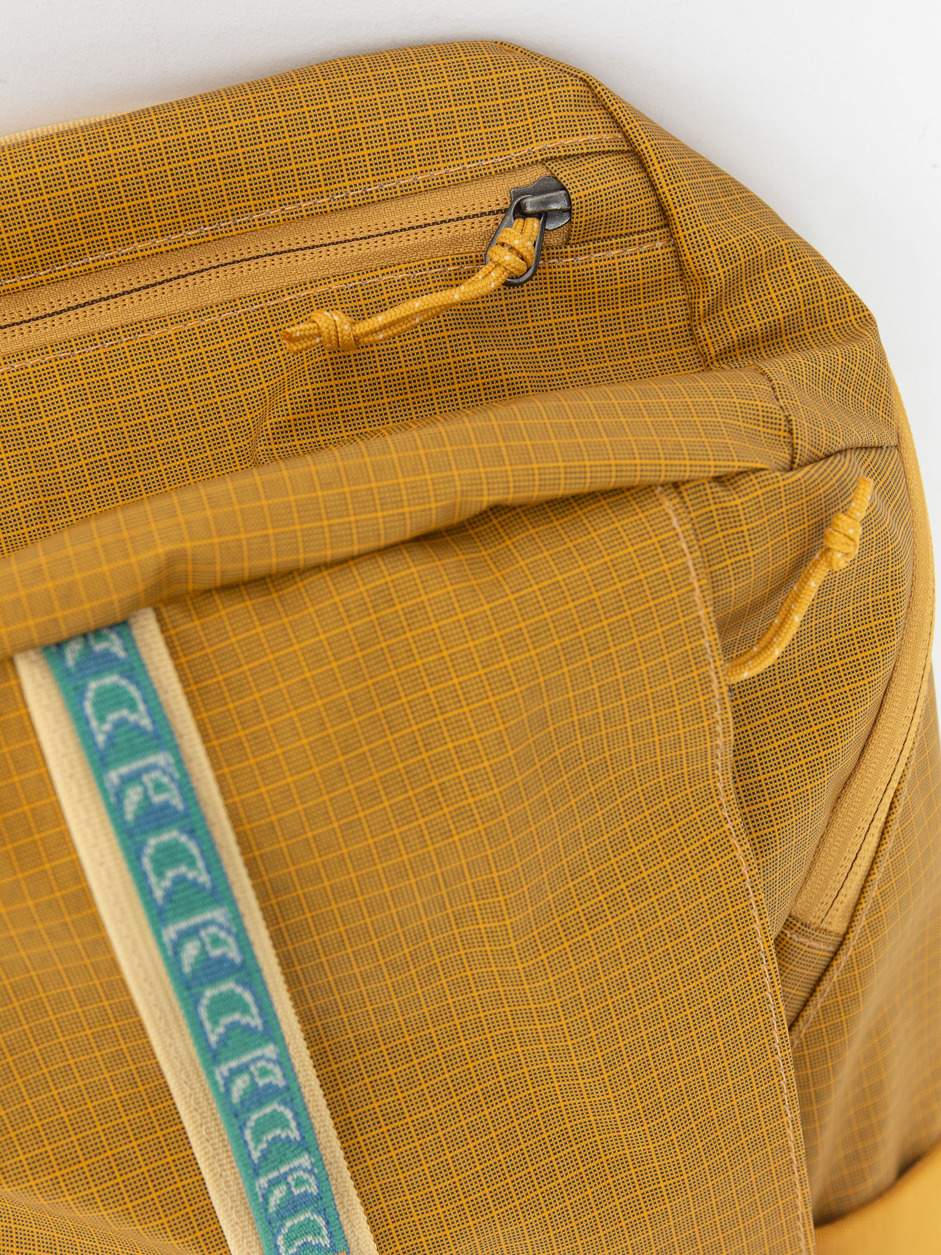 Hátizsák Patagonia Black Hole Pack 25L (pufferfish gold w/beeswax tan)