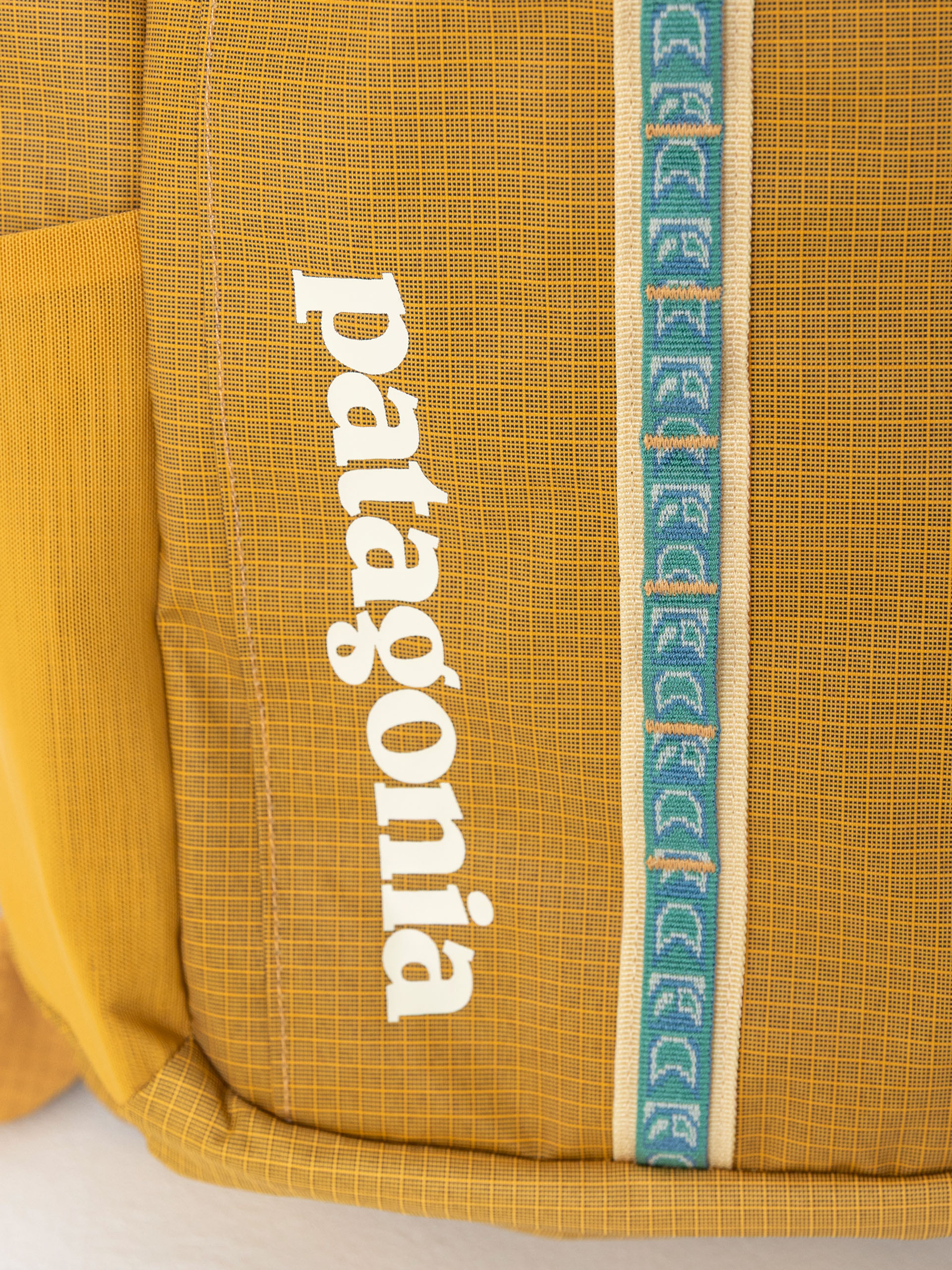 Hátizsák Patagonia Black Hole Pack 25L (pufferfish gold w/beeswax tan)