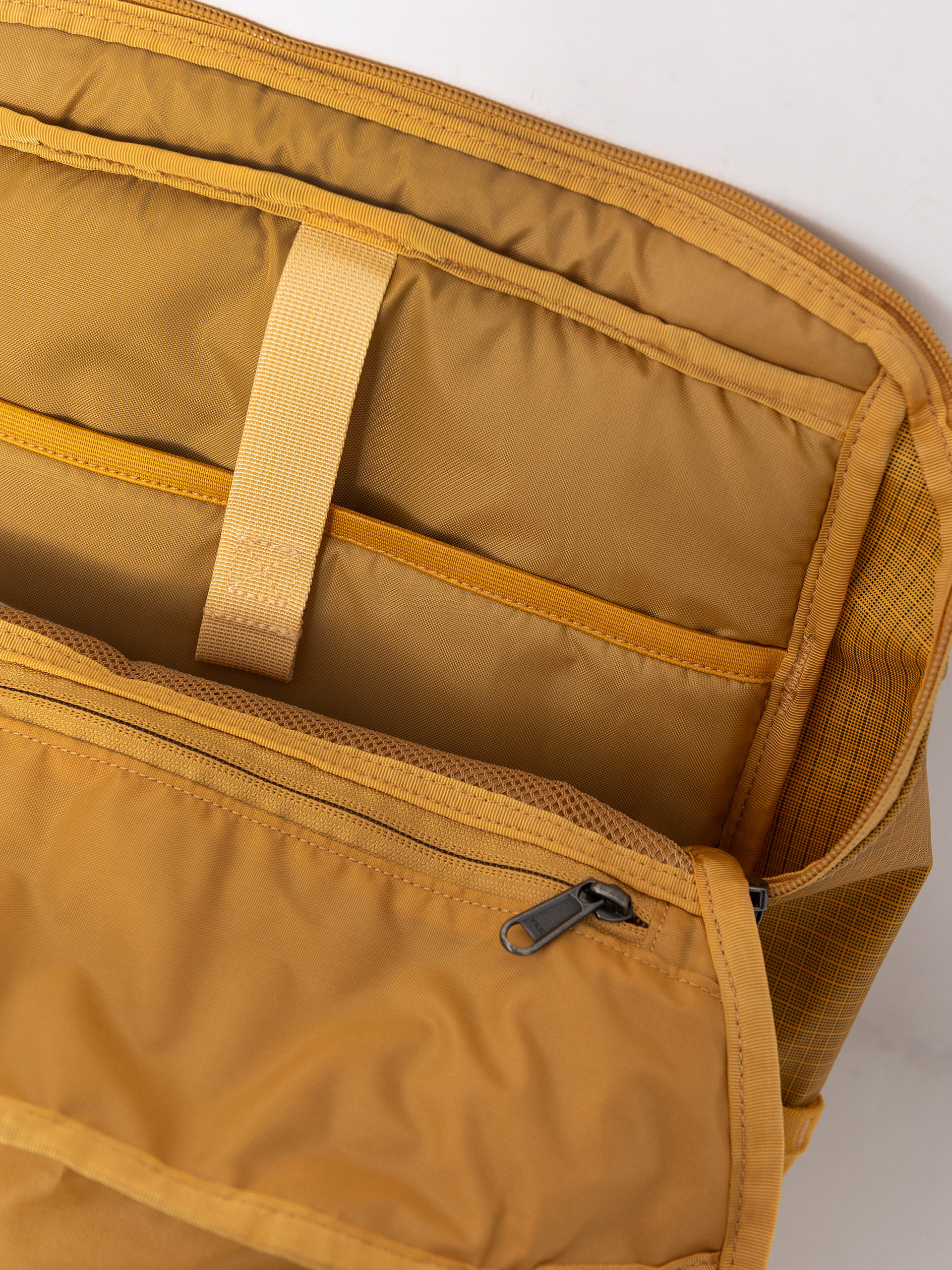 Hátizsák Patagonia Black Hole Pack 25L (pufferfish gold w/beeswax tan)