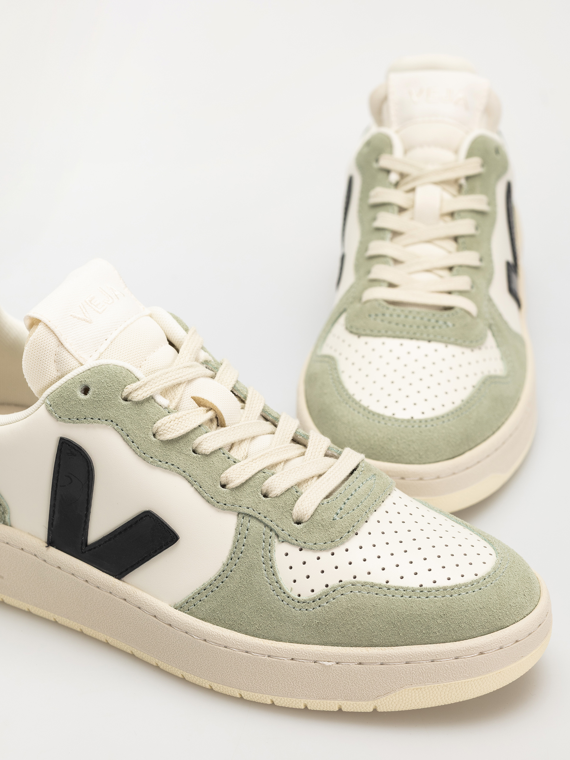 Veja V-10 Cipők Wmn (pure black clay)