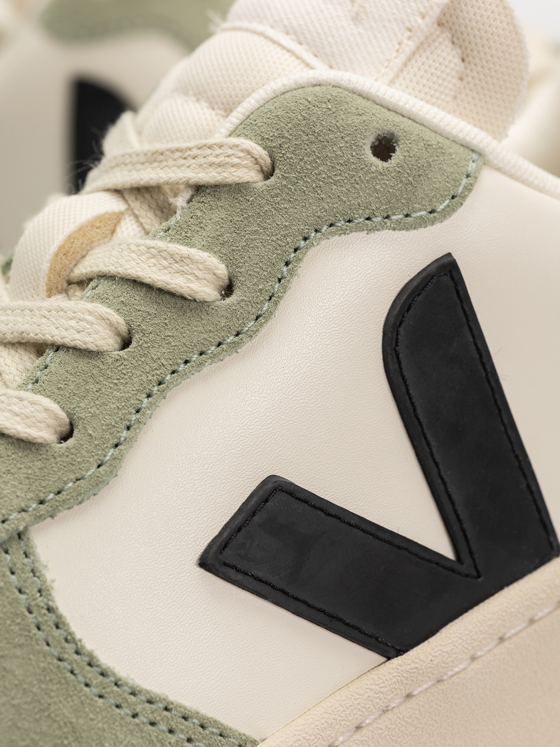 Veja V-10 Cipők Wmn (pure black clay)