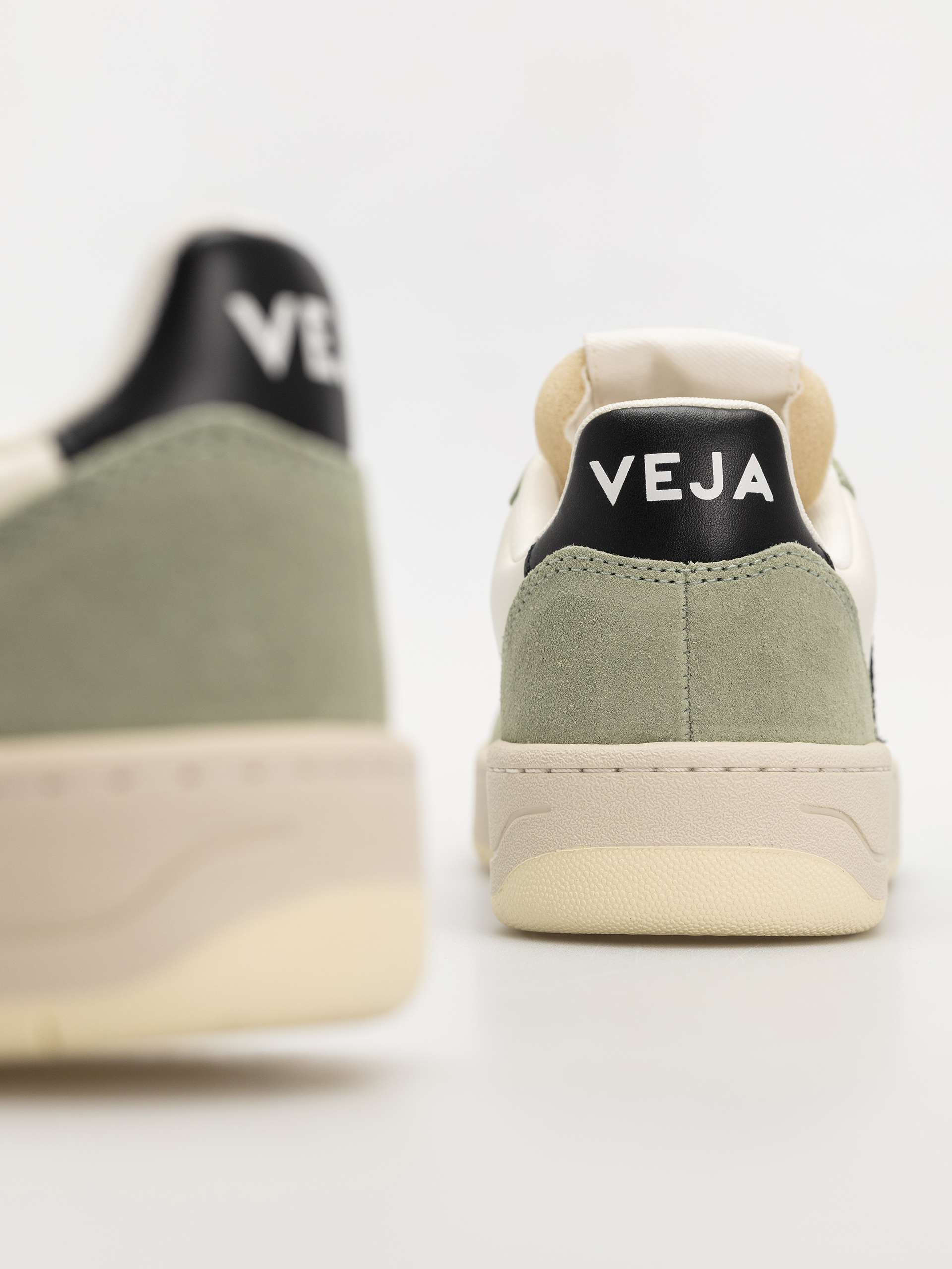 Veja V-10 Cipők Wmn (pure black clay)
