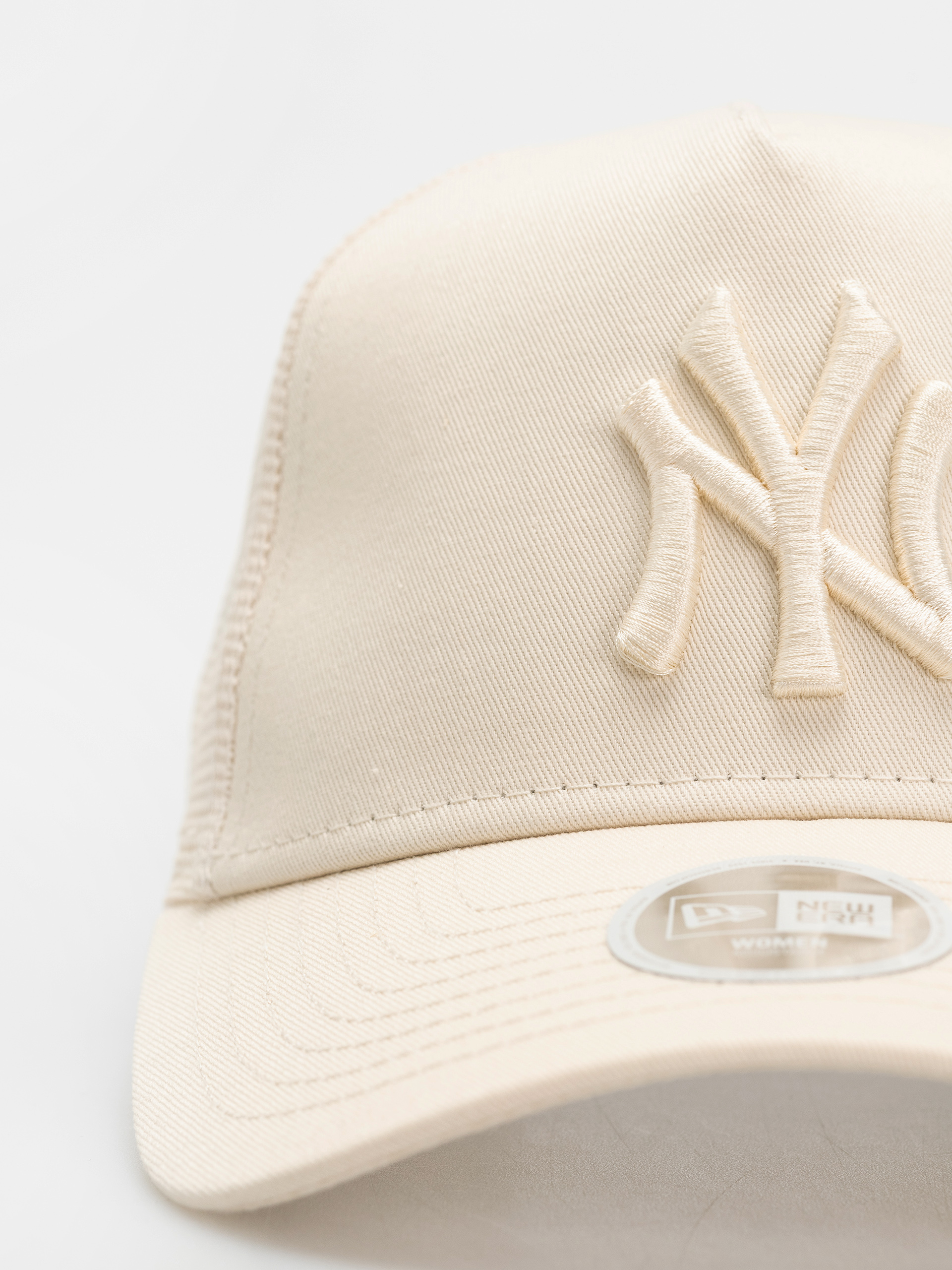Baseball sapka New Era League Essential Trucker New York Yankees Wmn (light cream)