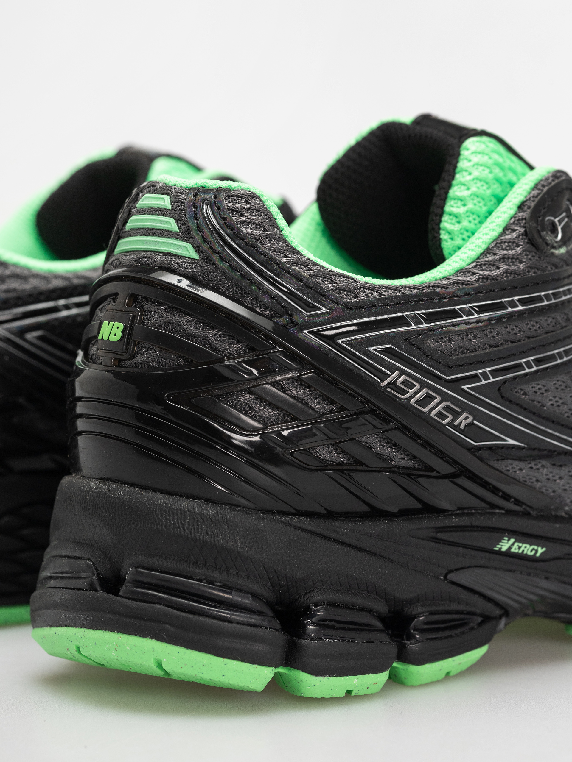 Cipők New Balance 1906 (dark silver metallic)