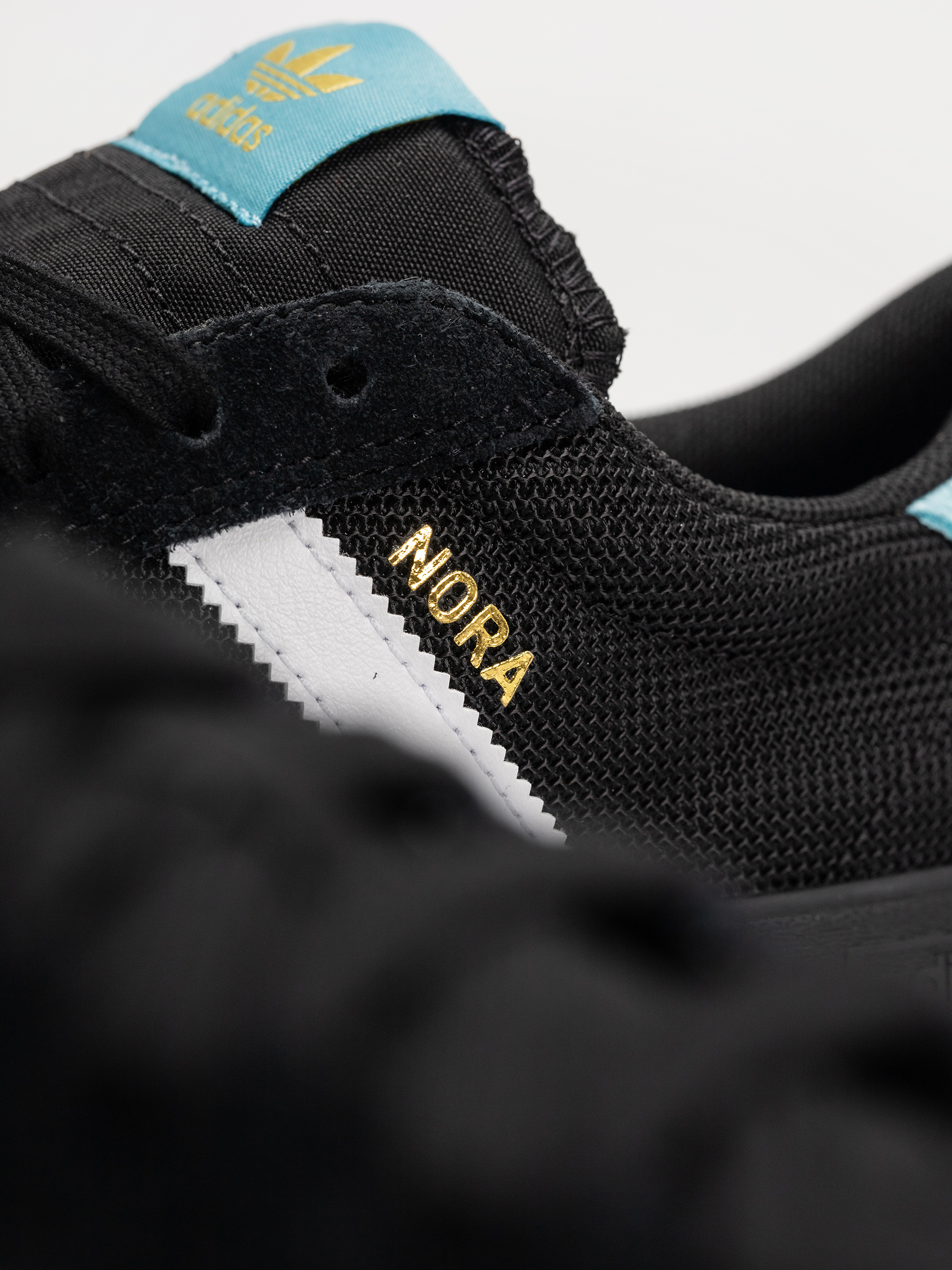 adidas Nora Cipők (cblack/ftwwht/goldmt)