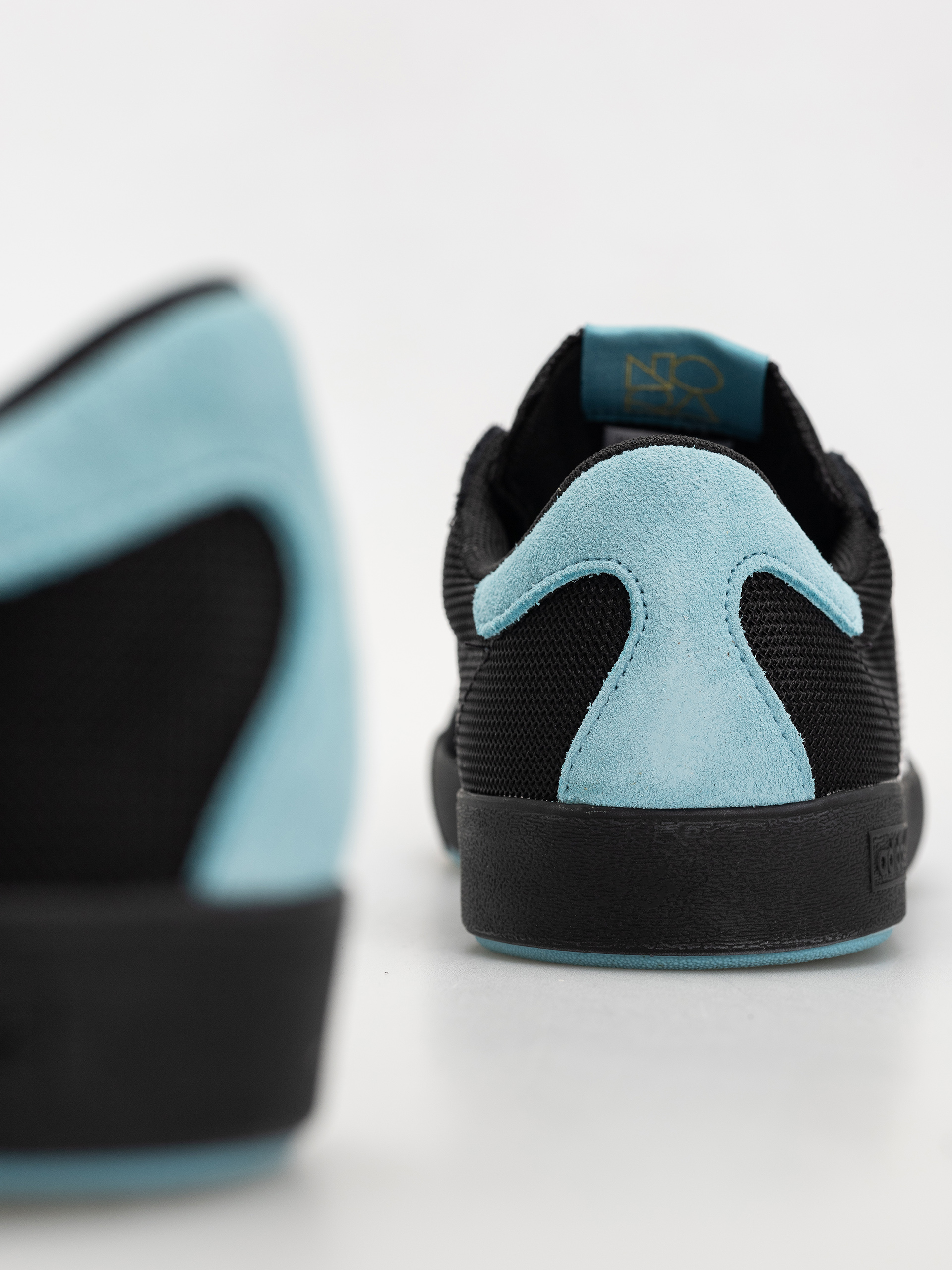 adidas Nora Cipők (cblack/ftwwht/goldmt)