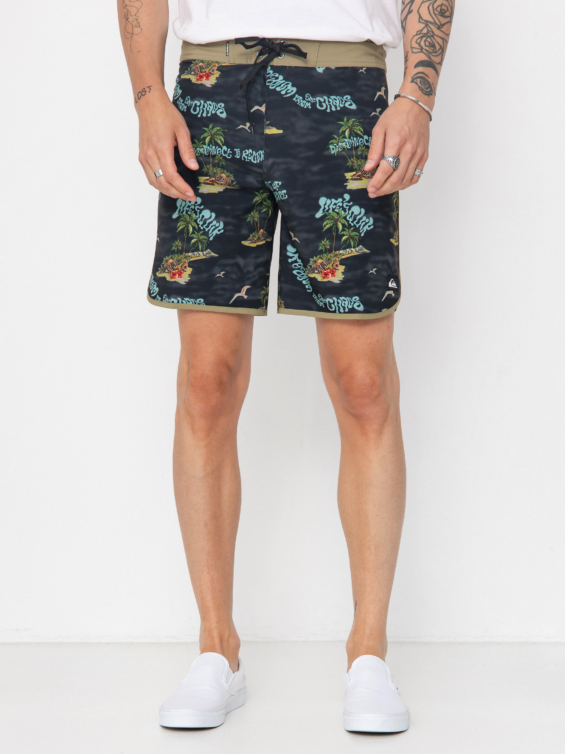 Quiksilver Surfsilk Scallop 18 Boardshort (black naturama)