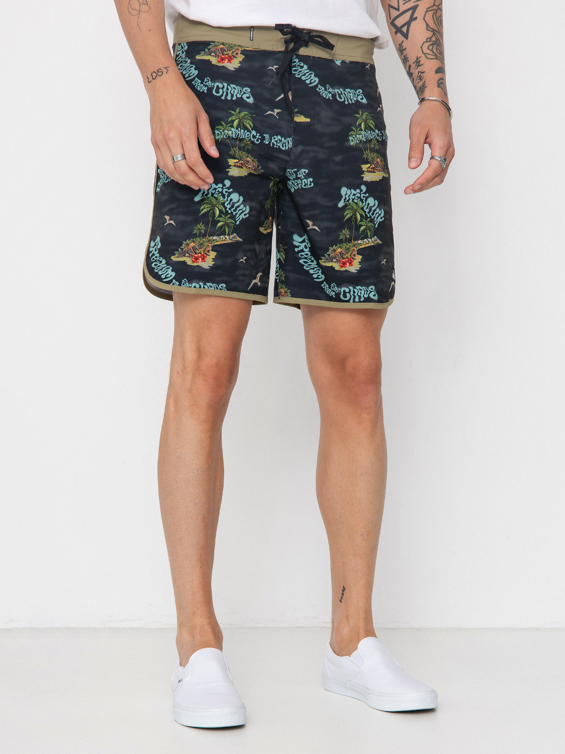 Quiksilver Surfsilk Scallop 18 Boardshort (black naturama)