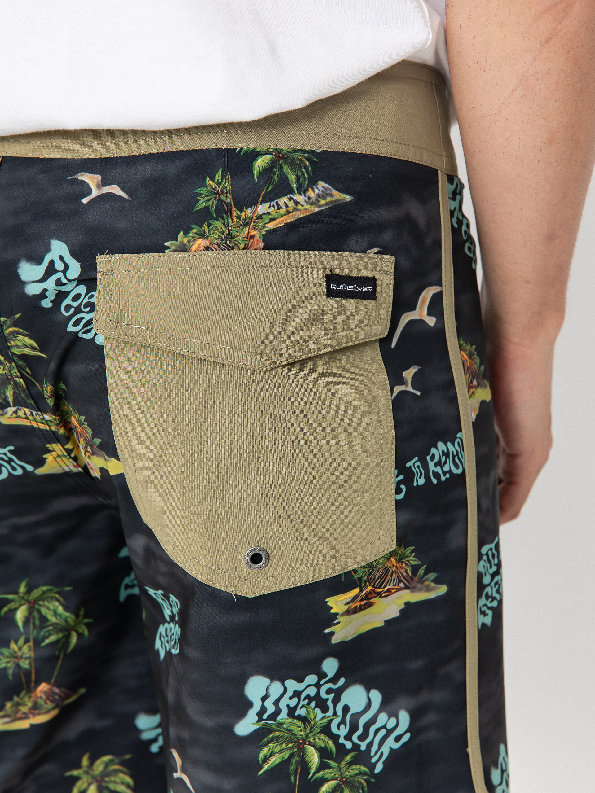 Quiksilver Surfsilk Scallop 18 Boardshort (black naturama)