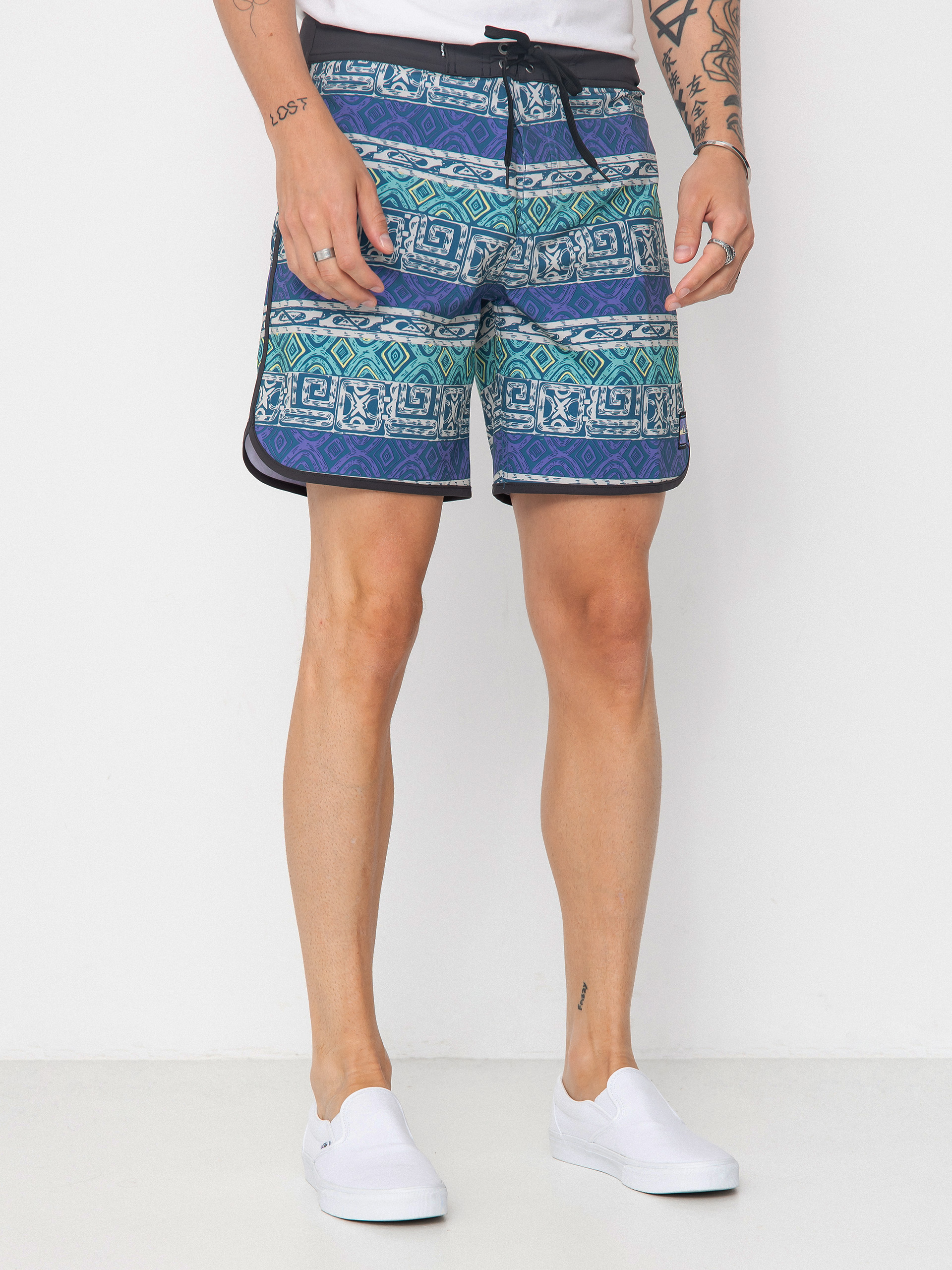 Quiksilver Surfsilk Scallop 18 Boardshort (global heat dusted peri)