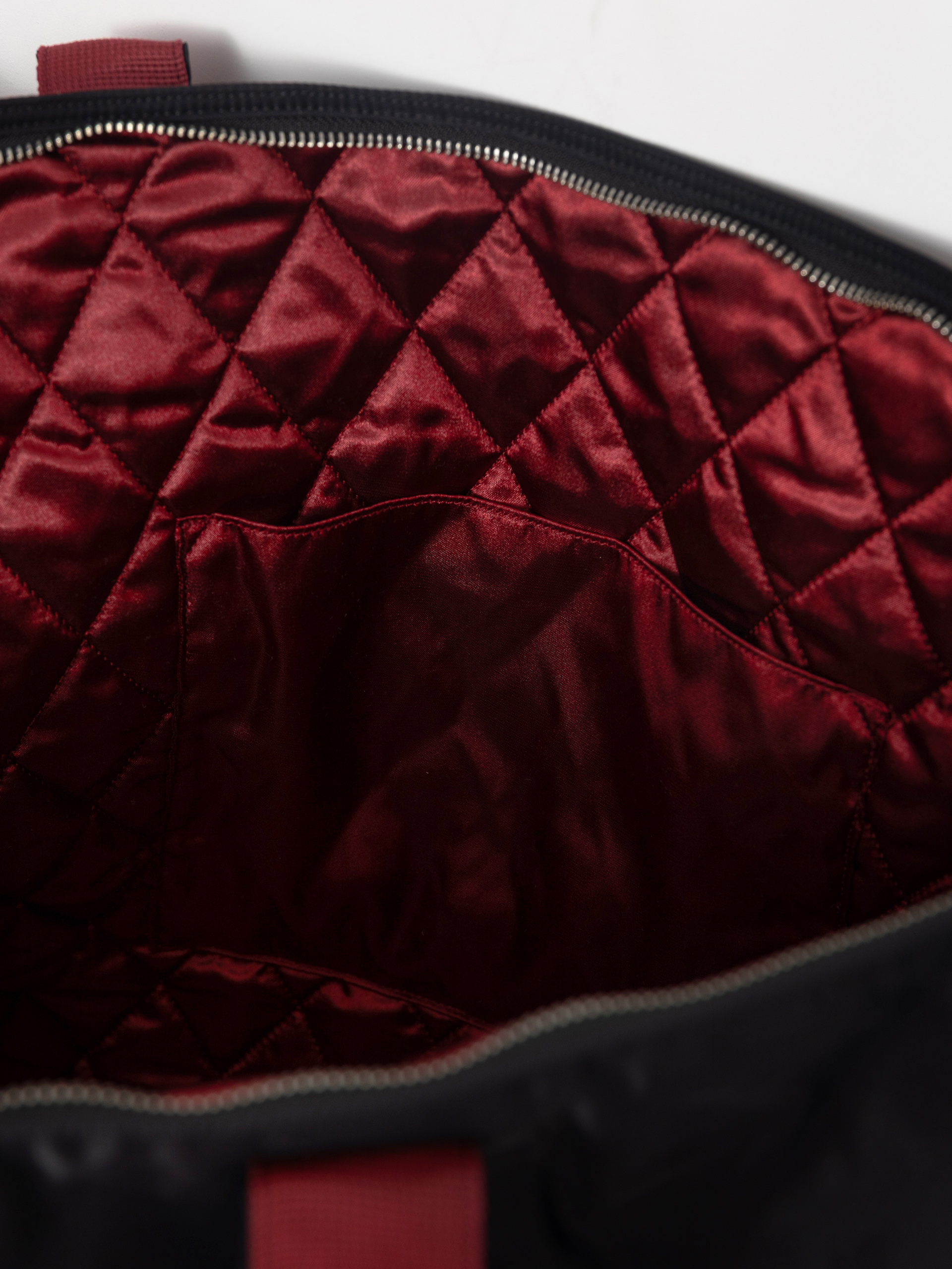 Kézitáska Carhartt WIP Alumni Tote (black/scarlet)