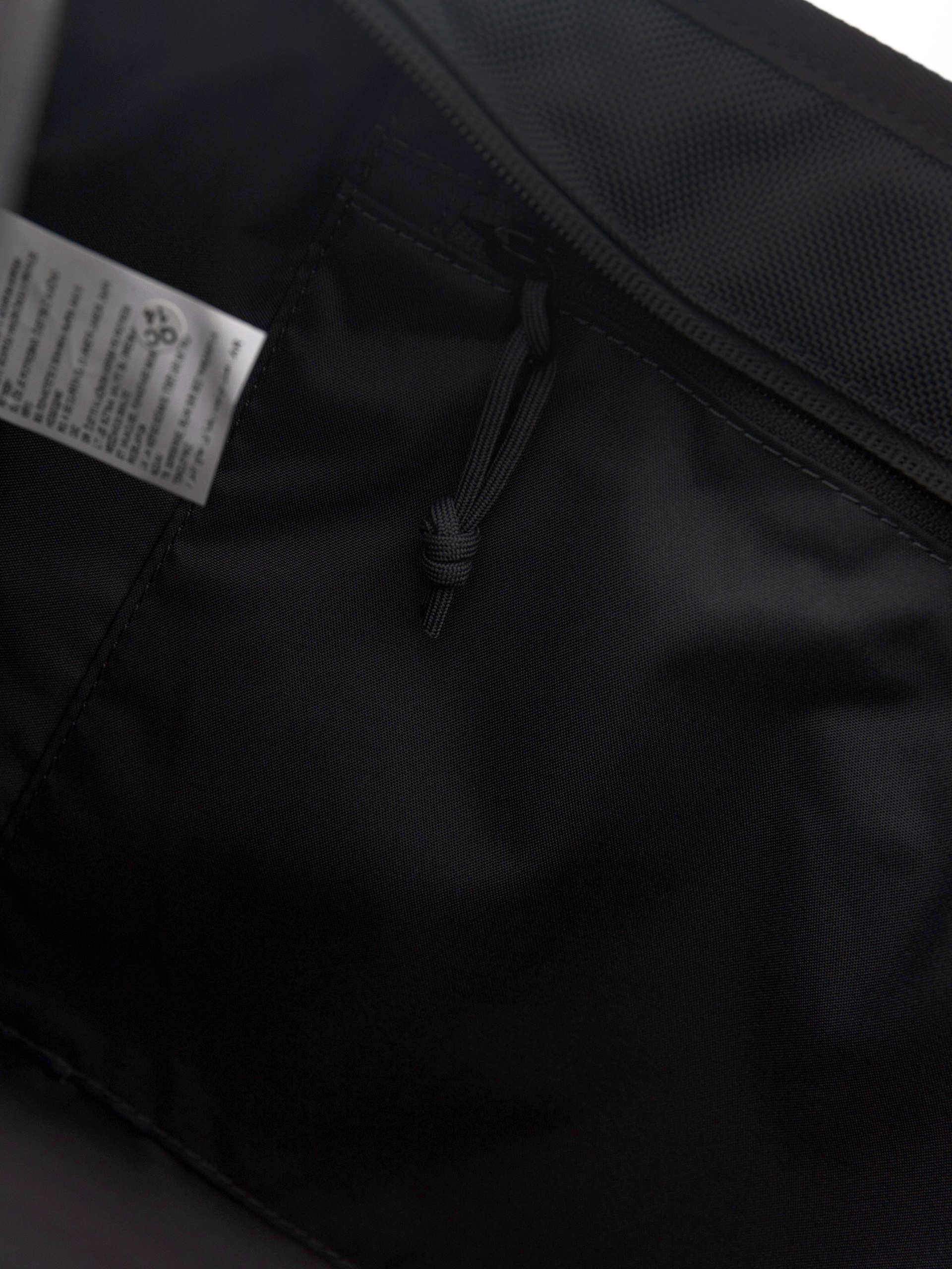 Táska Nike SB Sportswear (black/black/white)