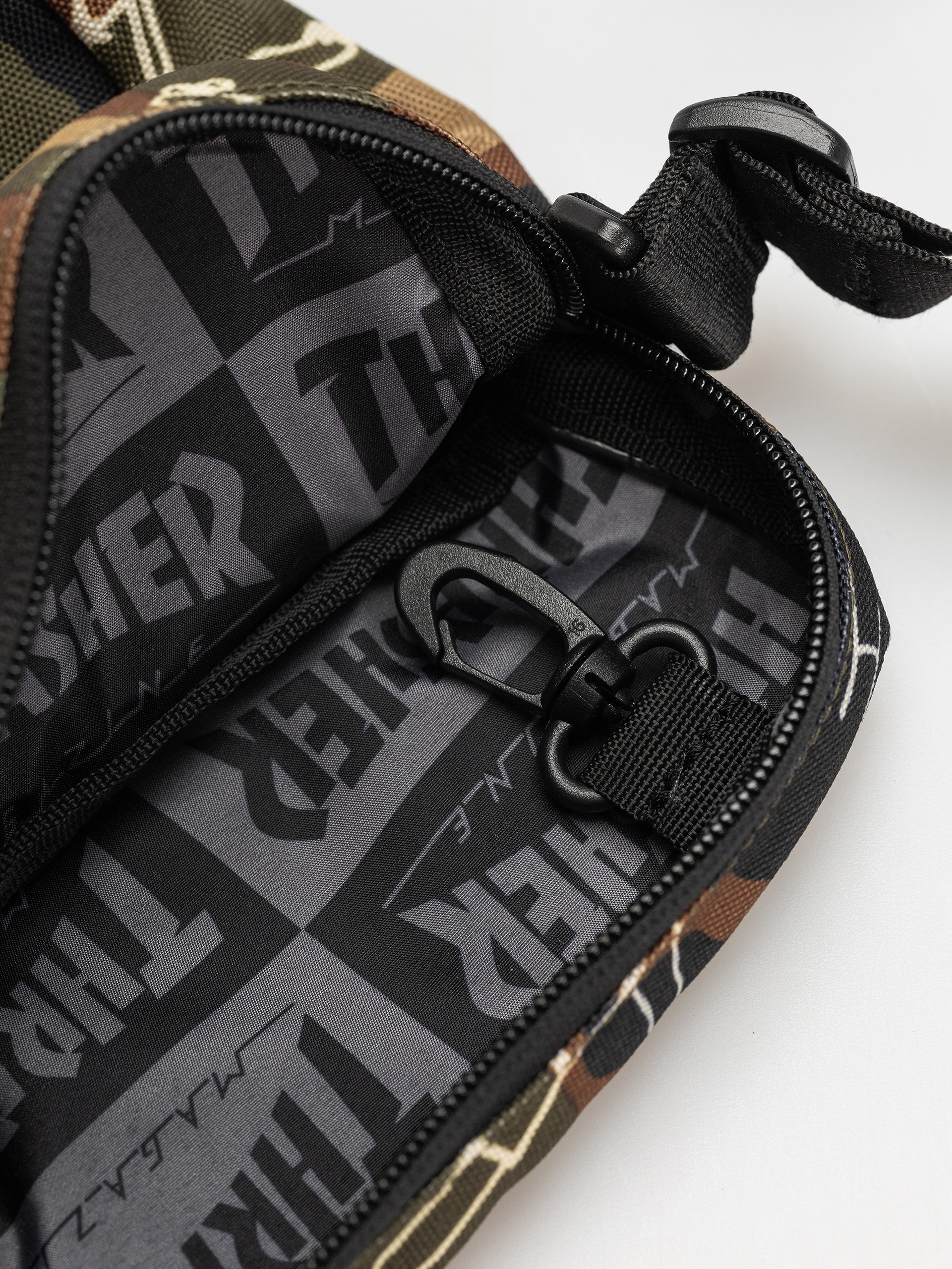 Herschel Supply Co. X Thrasher Gonz Heritage Crossbody Táska (woodland camo)