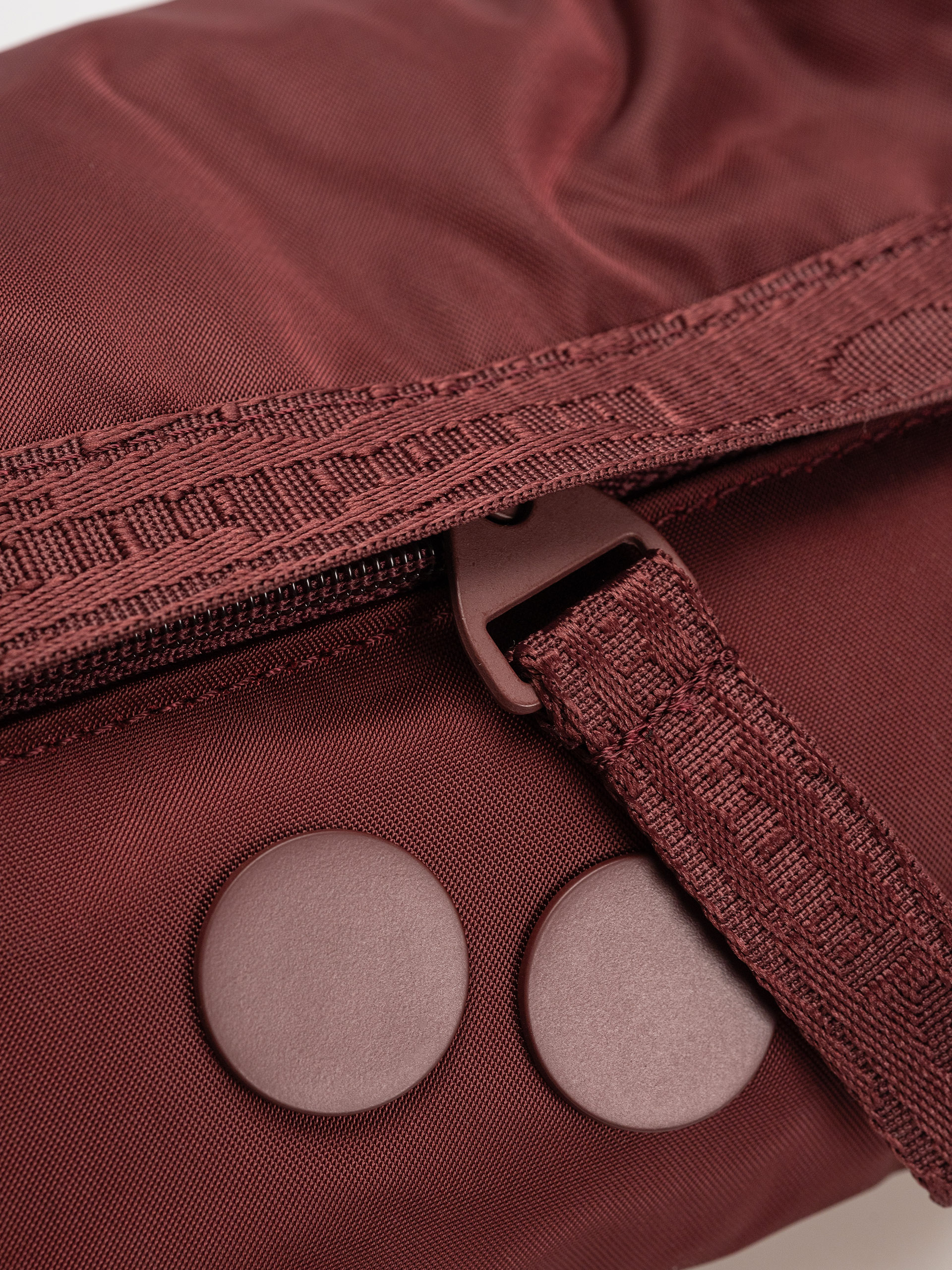 PinqPonq Brik Changeant Övtáska (glazed red)