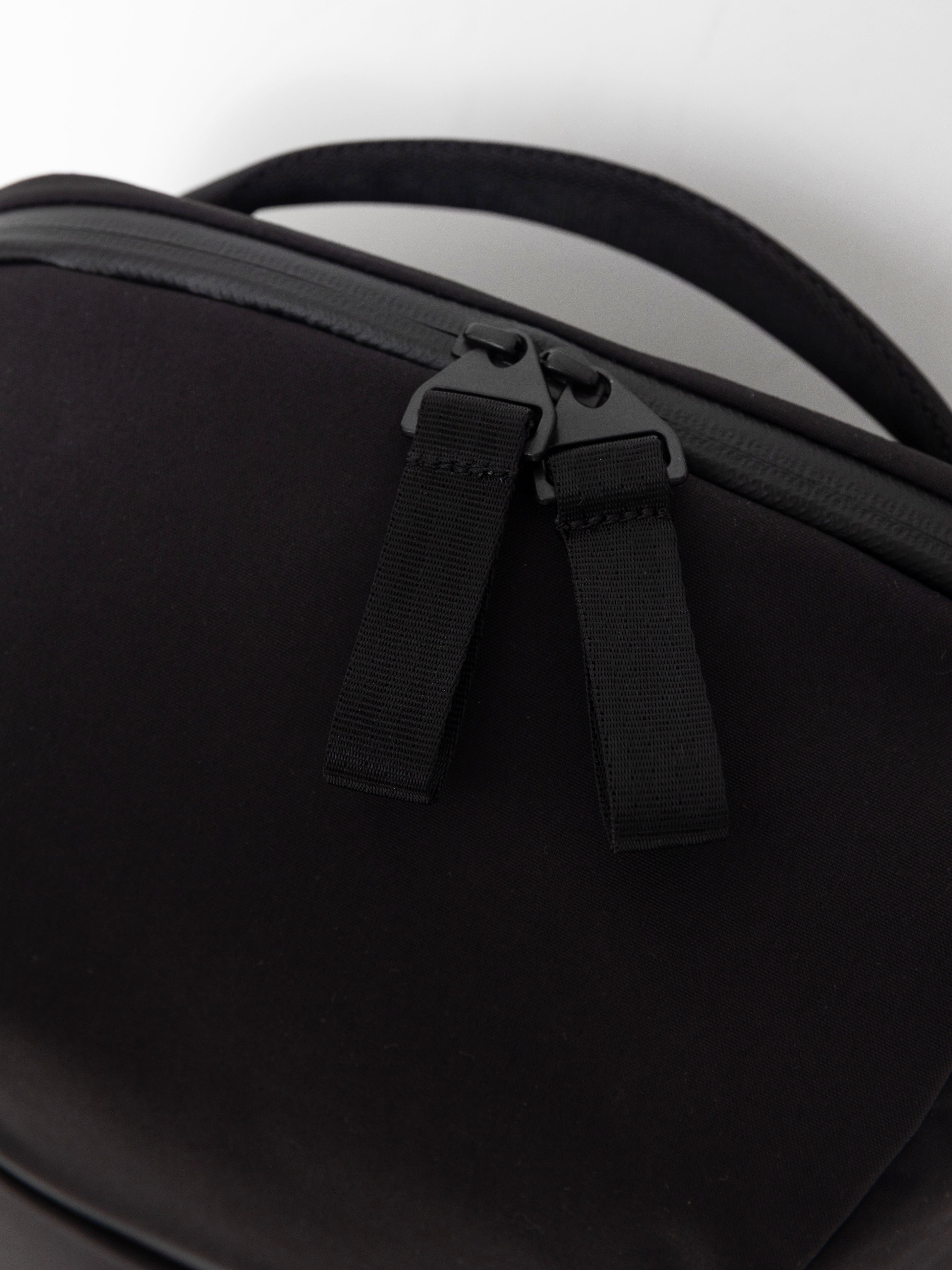 PinqPonq Kontor Hátizsák (solid black)