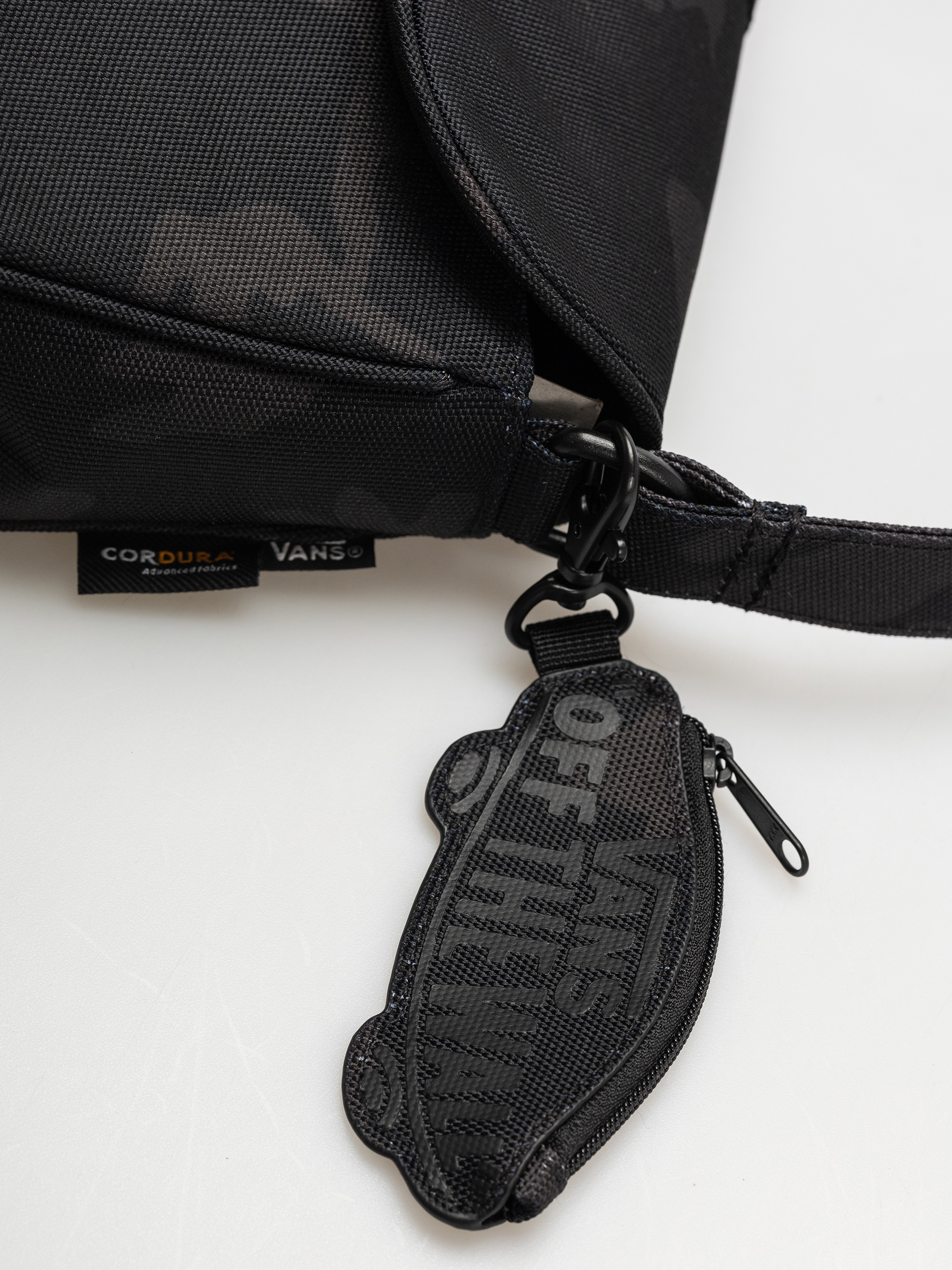 Kézitáska Vans Hooked On Bag (black camo)