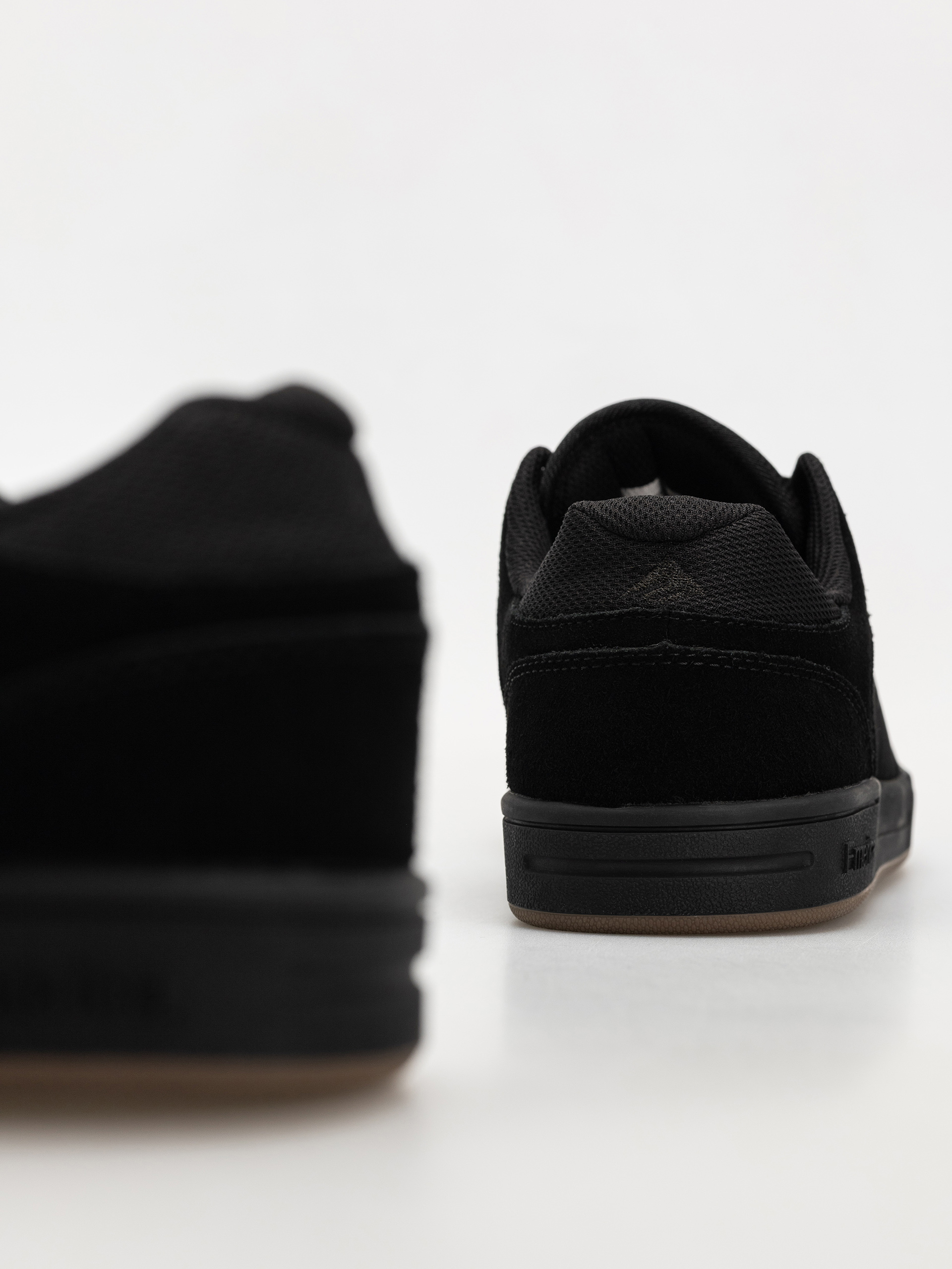 Emerica Heritic Cipők (black/black/gum)