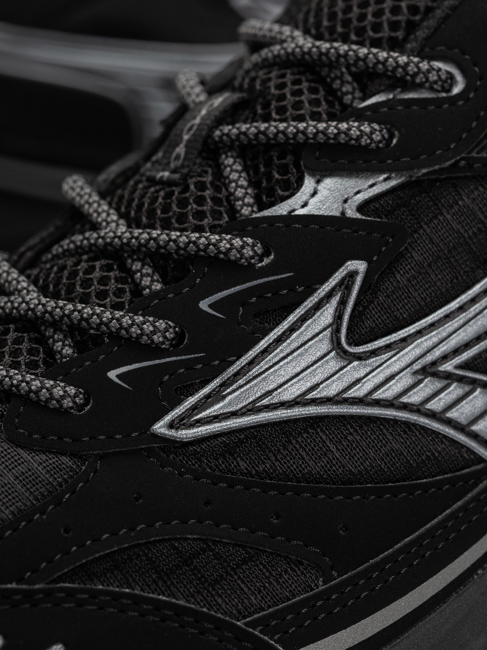 Mizuno MXR Tech Cipők (black/metallic gray)