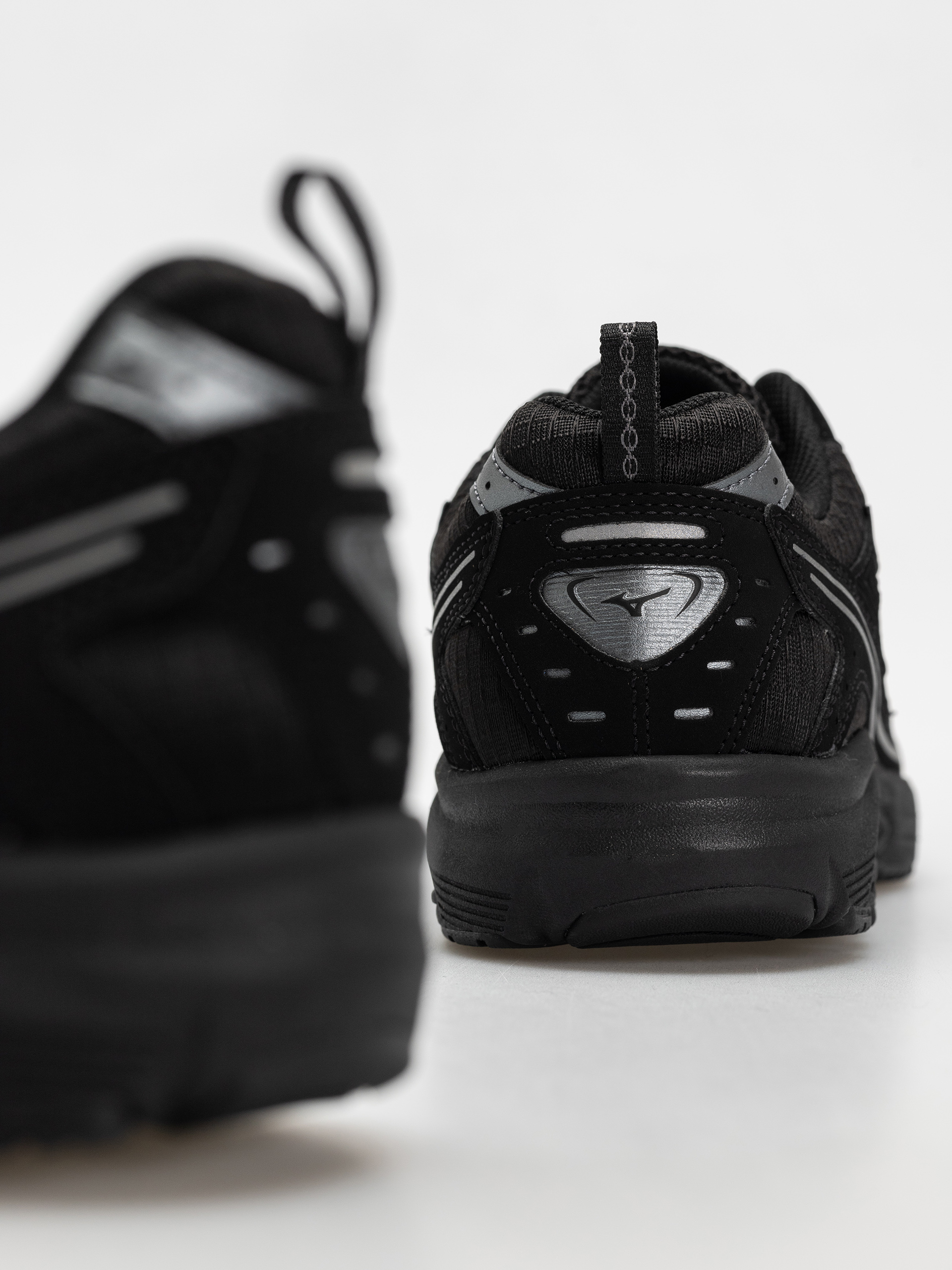 Mizuno MXR Tech Cipők (black/metallic gray)