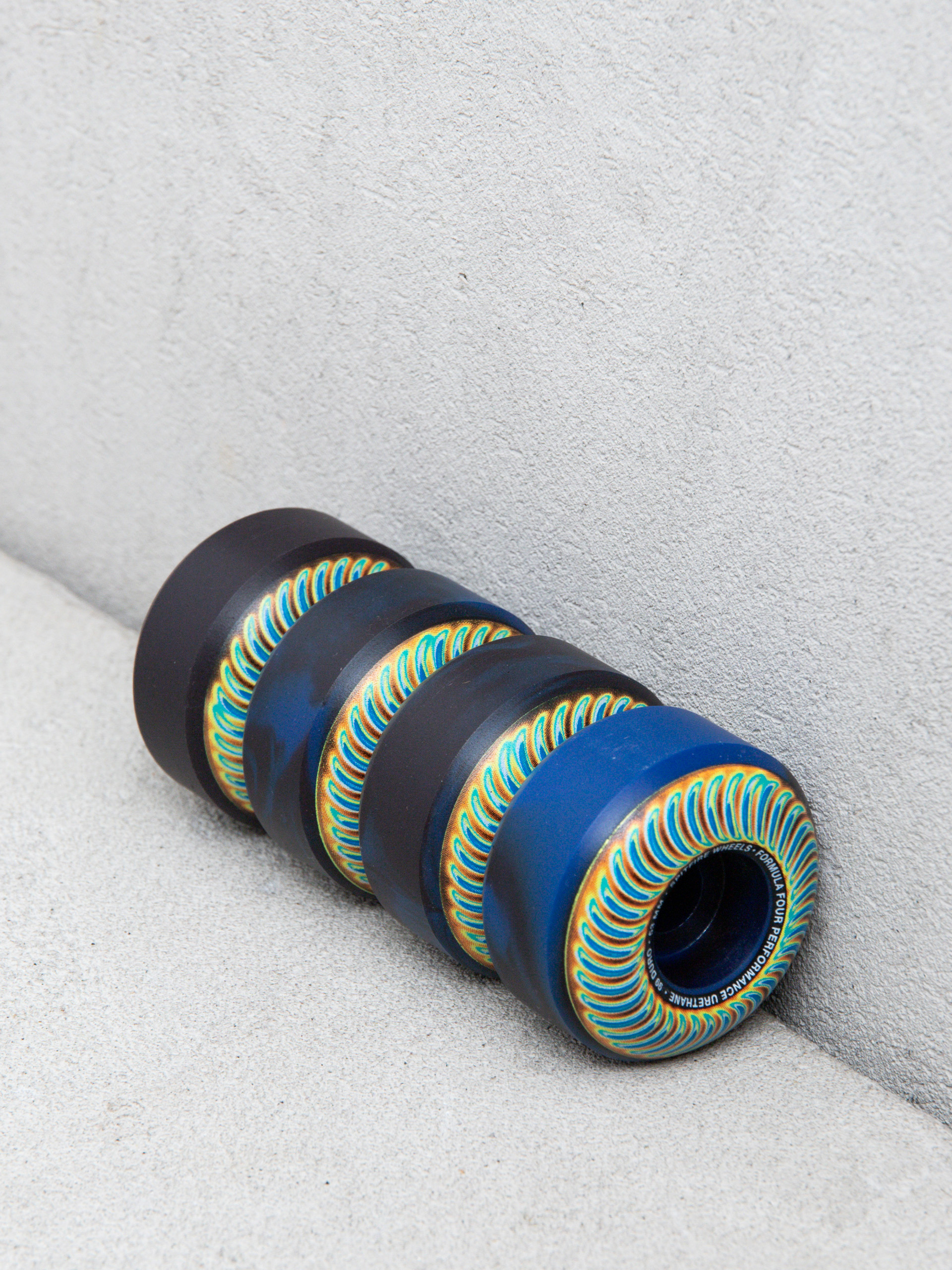 Spitfire F4 99D Radioactive Classic Gördeszka kerék (black/blue swirl)