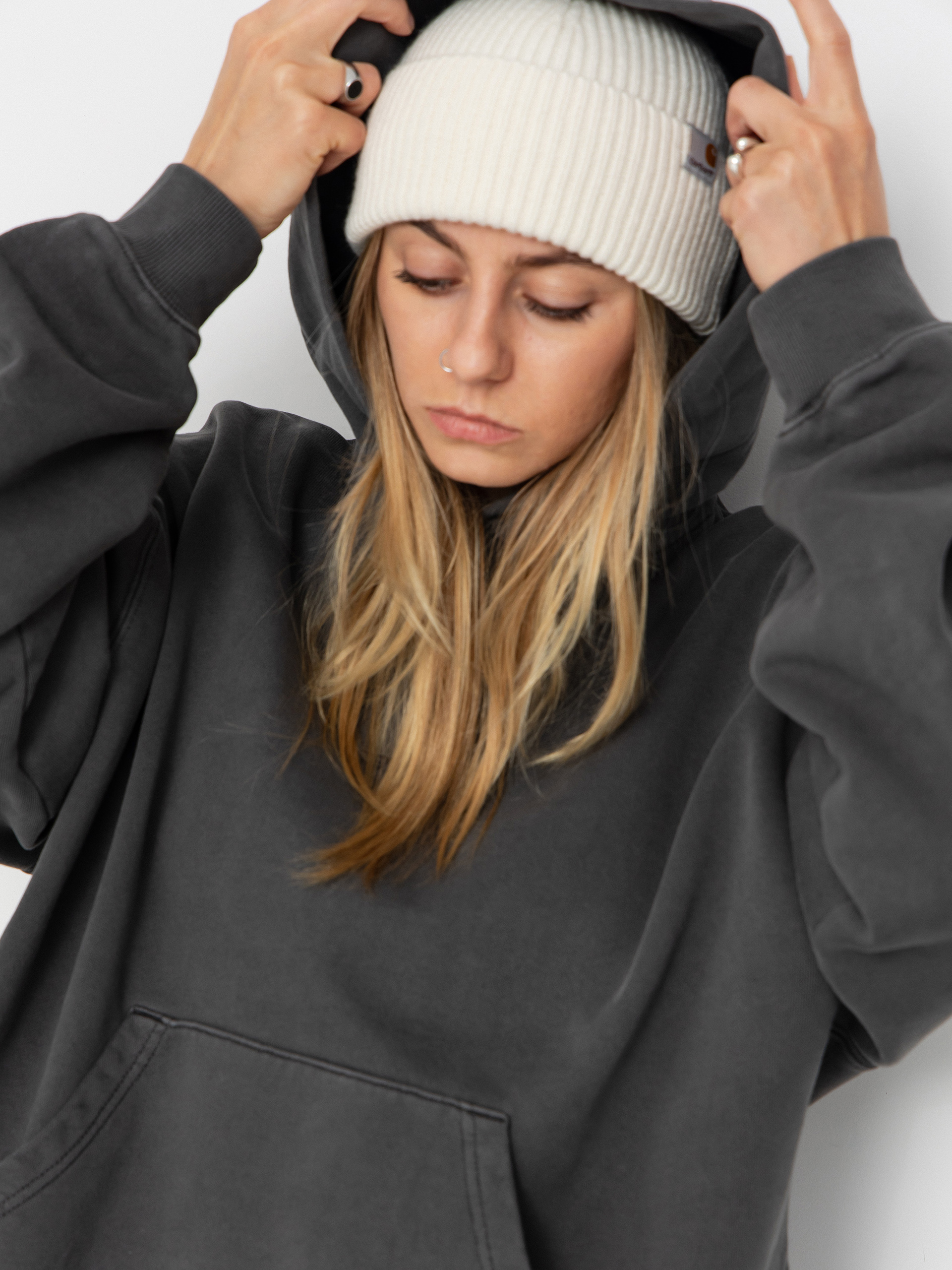 Kapucnis pulóver Carhartt WIP Benton HD Wmn (graphite/garment dyed)