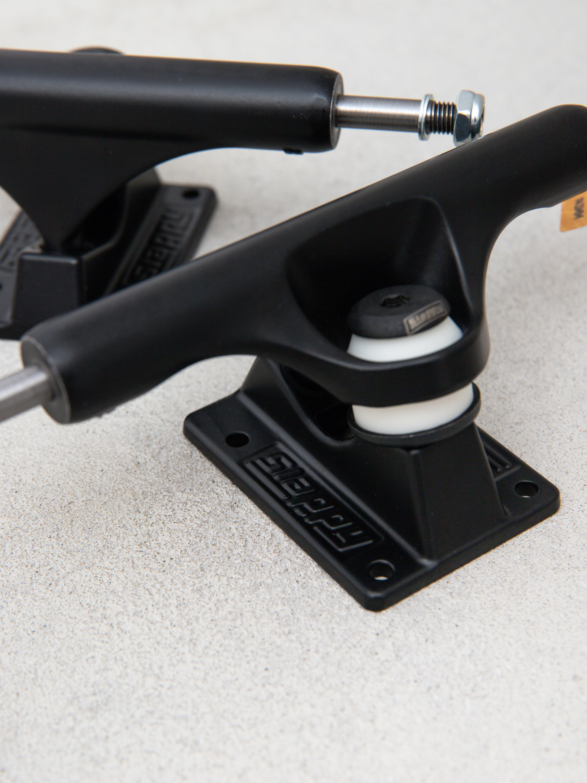 Slappy ST1 Inverted Hollow Lights Ultra Low Gördeszka felfüggesztés (matte black/black gold)