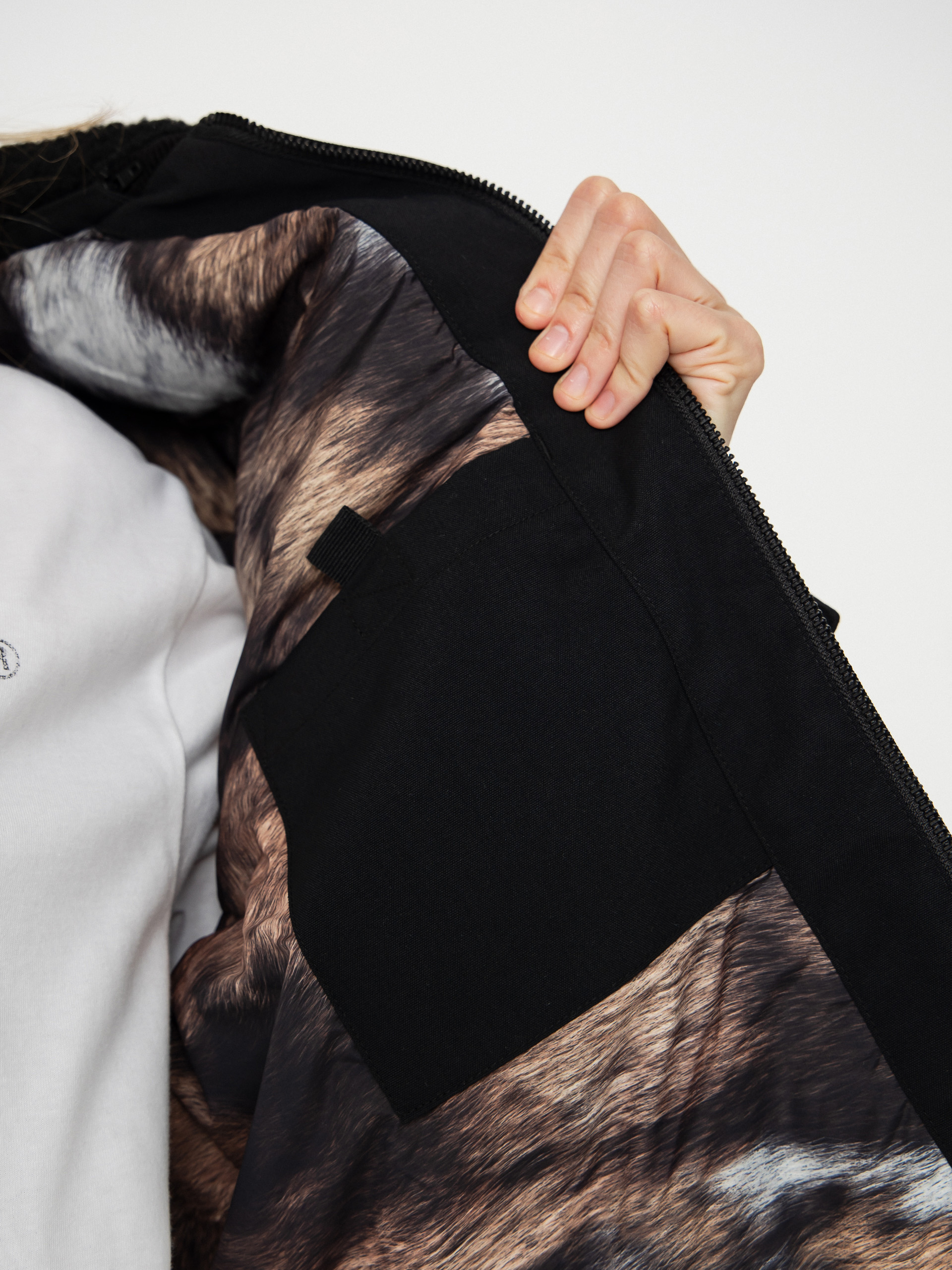 Dzseki Carhartt WIP Newkirk Wmn (black/wild dog print)